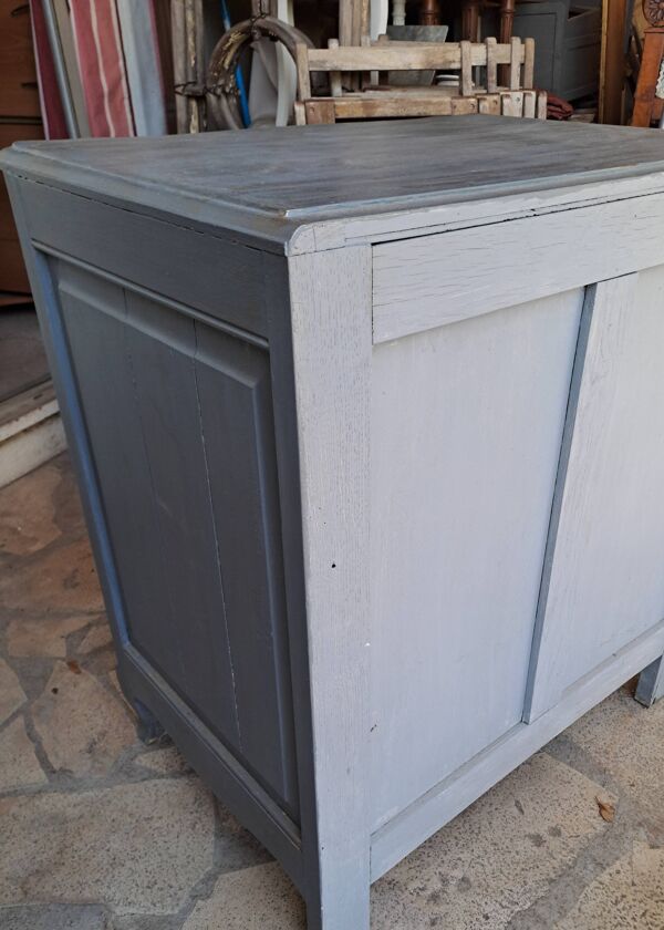 Commode en bois massif peinte gris et patiné argent  1940 à 3 tiroirs