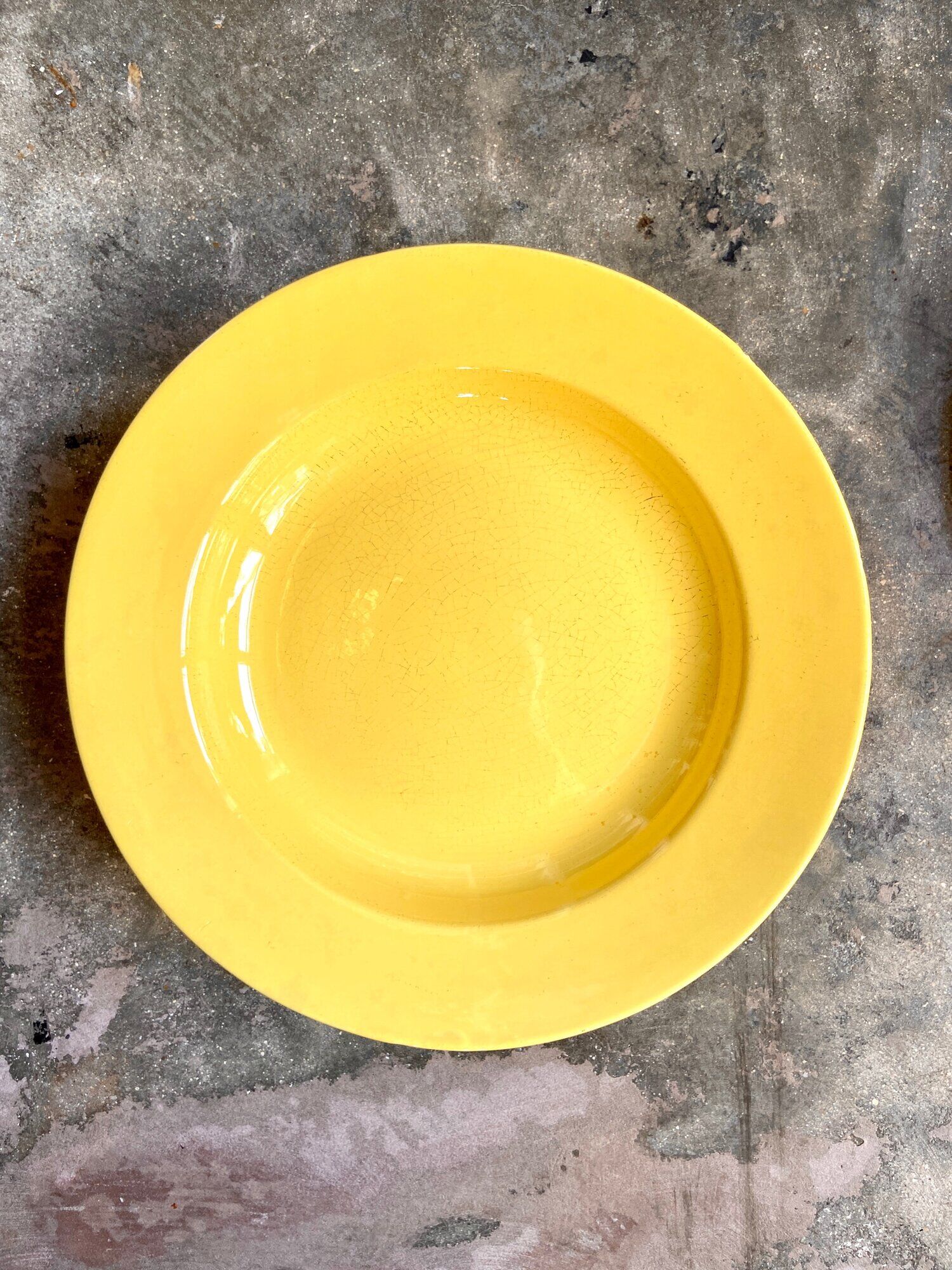 11 hollow plates in yellow earthenware