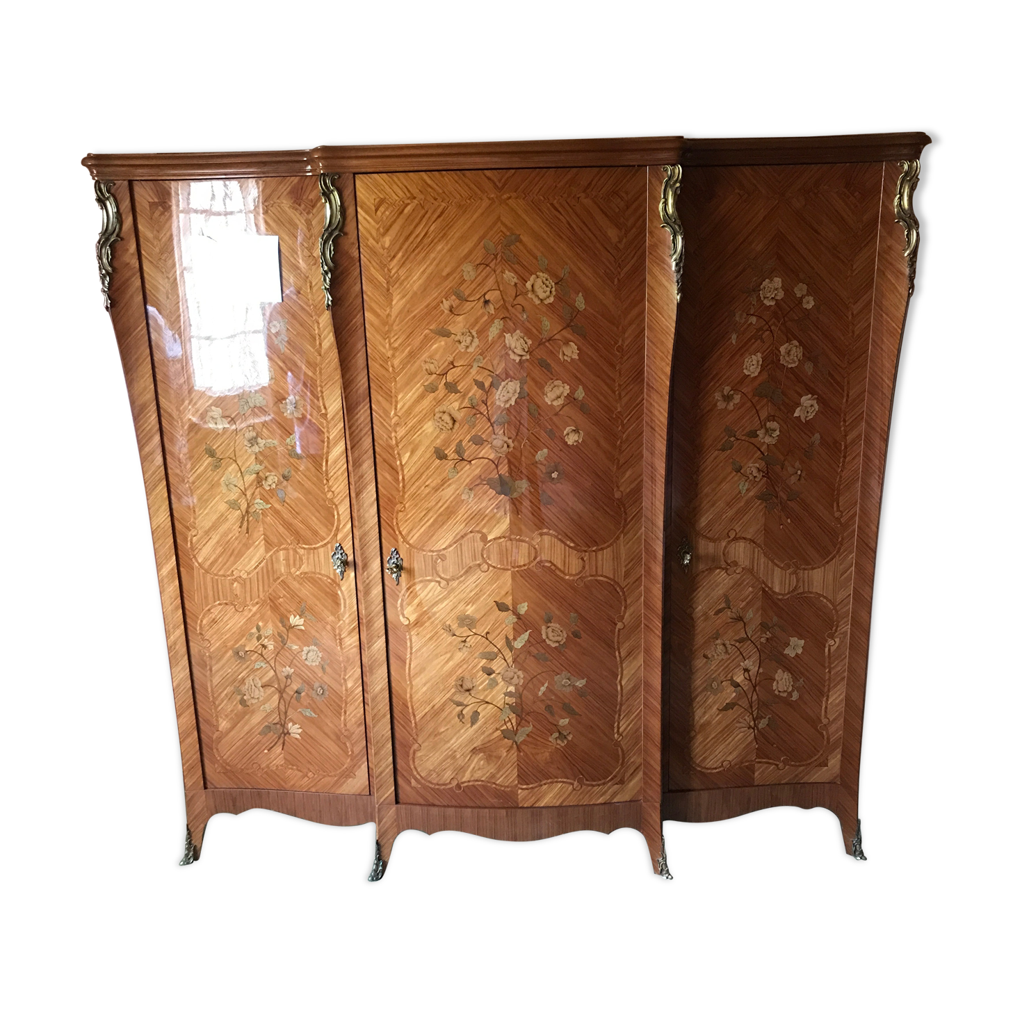 XV style rosewood cabinet decorated with varnished florets