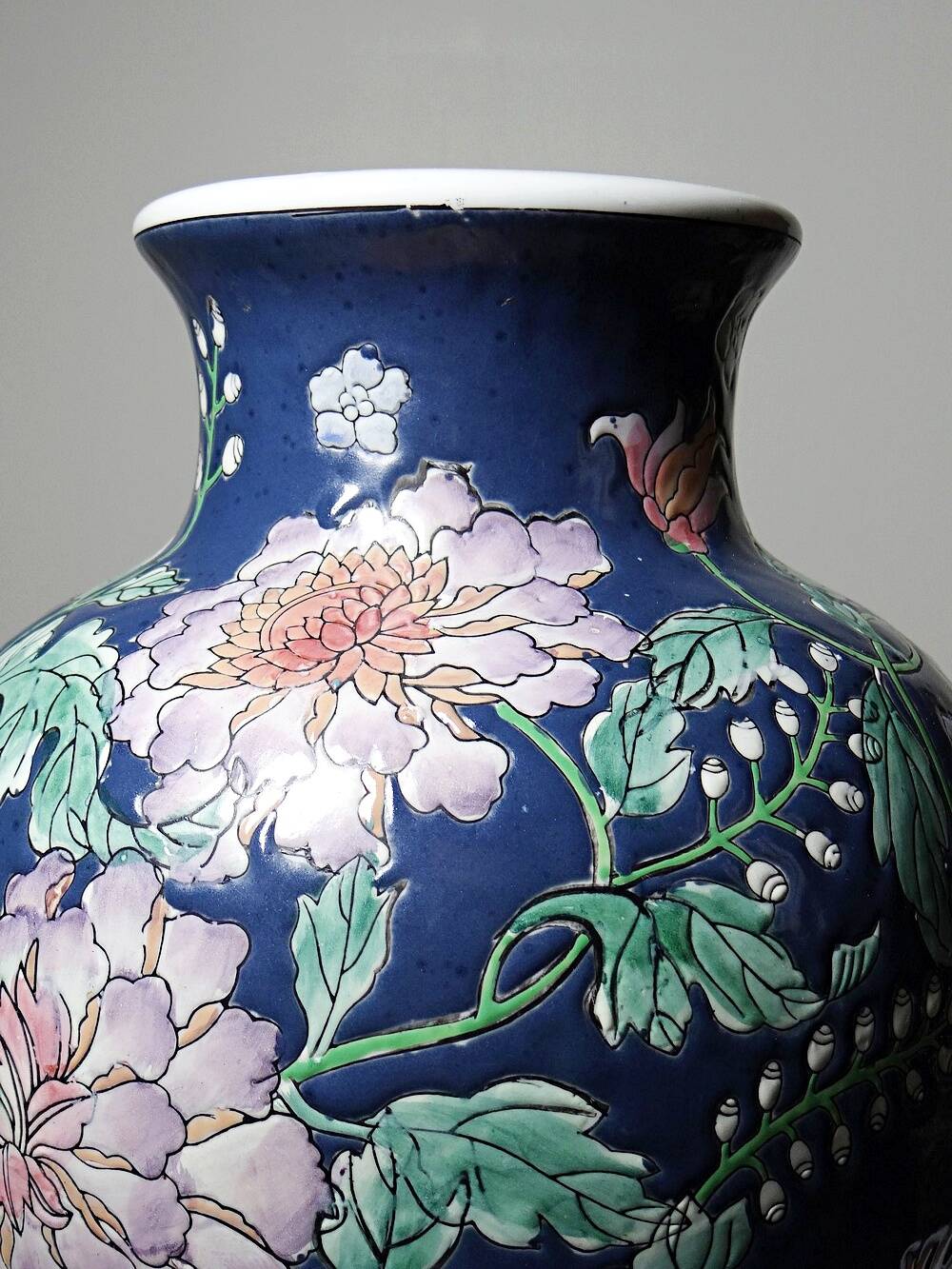 Large baluster vase in Chinese porcelain with vintage floral decoration from the 1970s-80s.