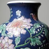 Large baluster vase in Chinese porcelain with vintage floral decoration from the 1970s-80s.