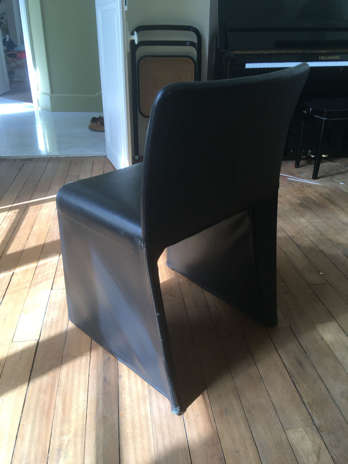 "glove" chair molteni & co. / black leather