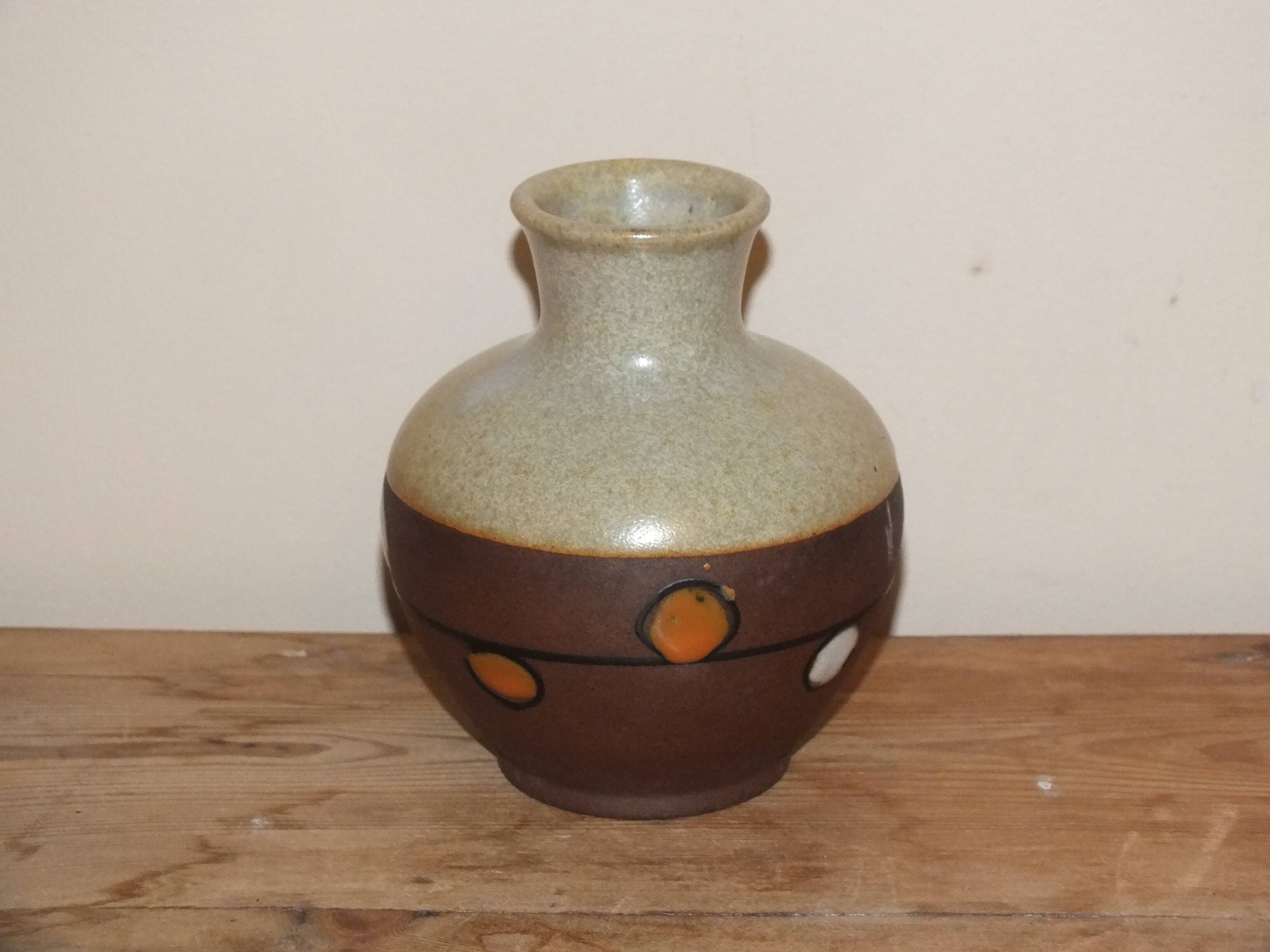 Vase boule vintage en grès émaillé à pois colorés