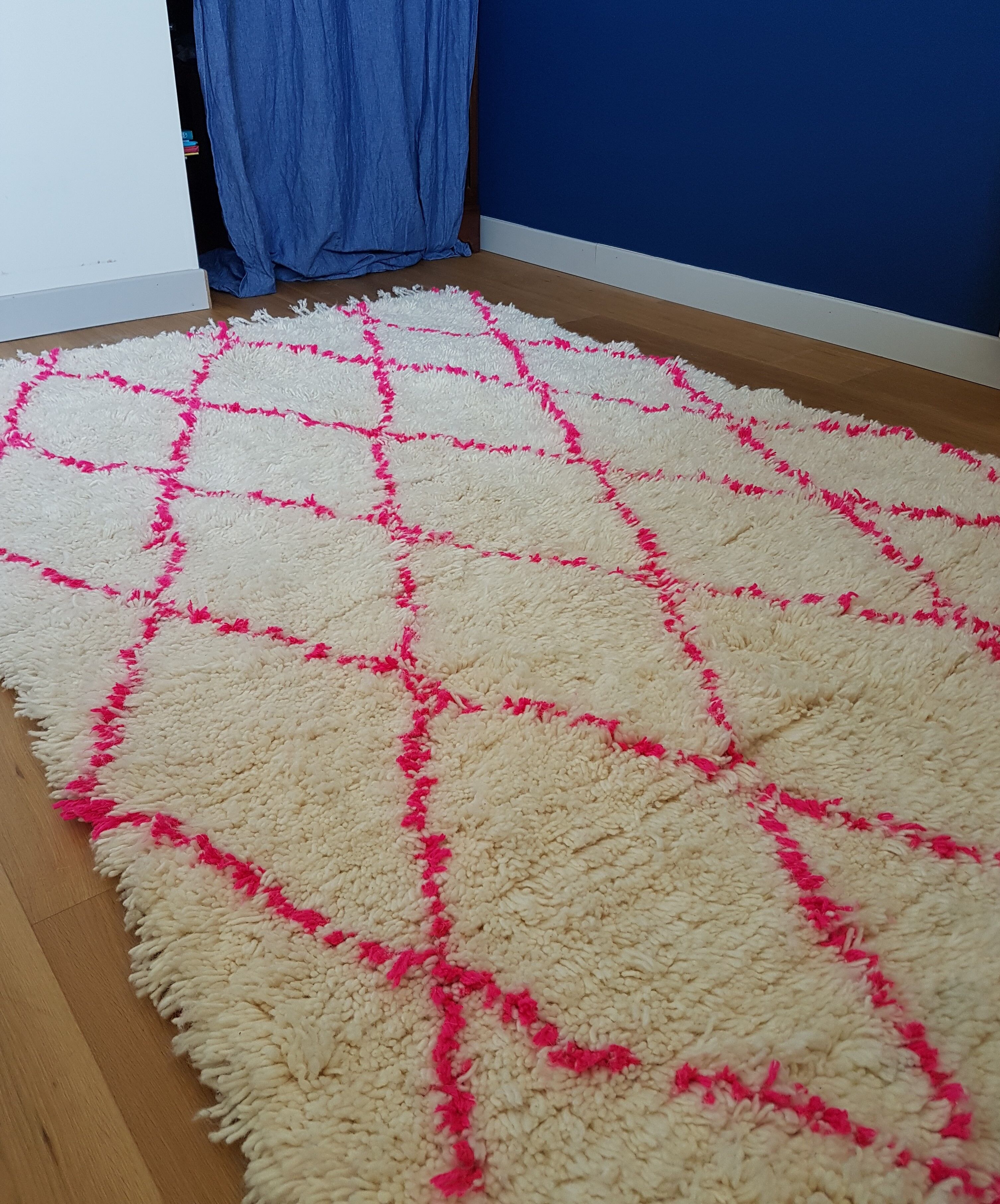 Beni Ouarain carpet with pink lozenges 140x210