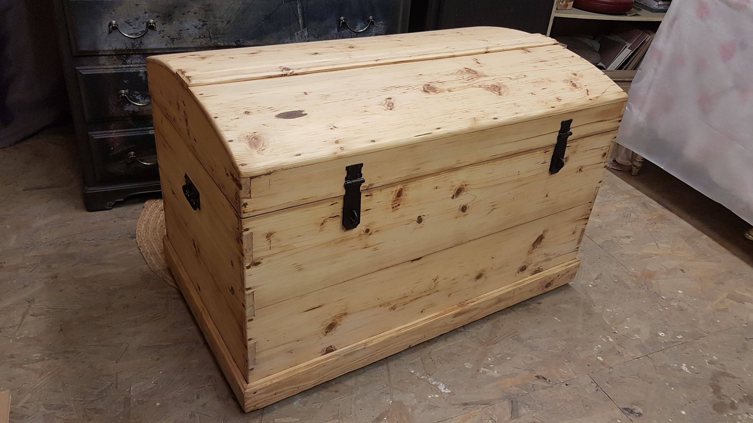 Old curved travel trunk, in pine, stripped 98x60x65