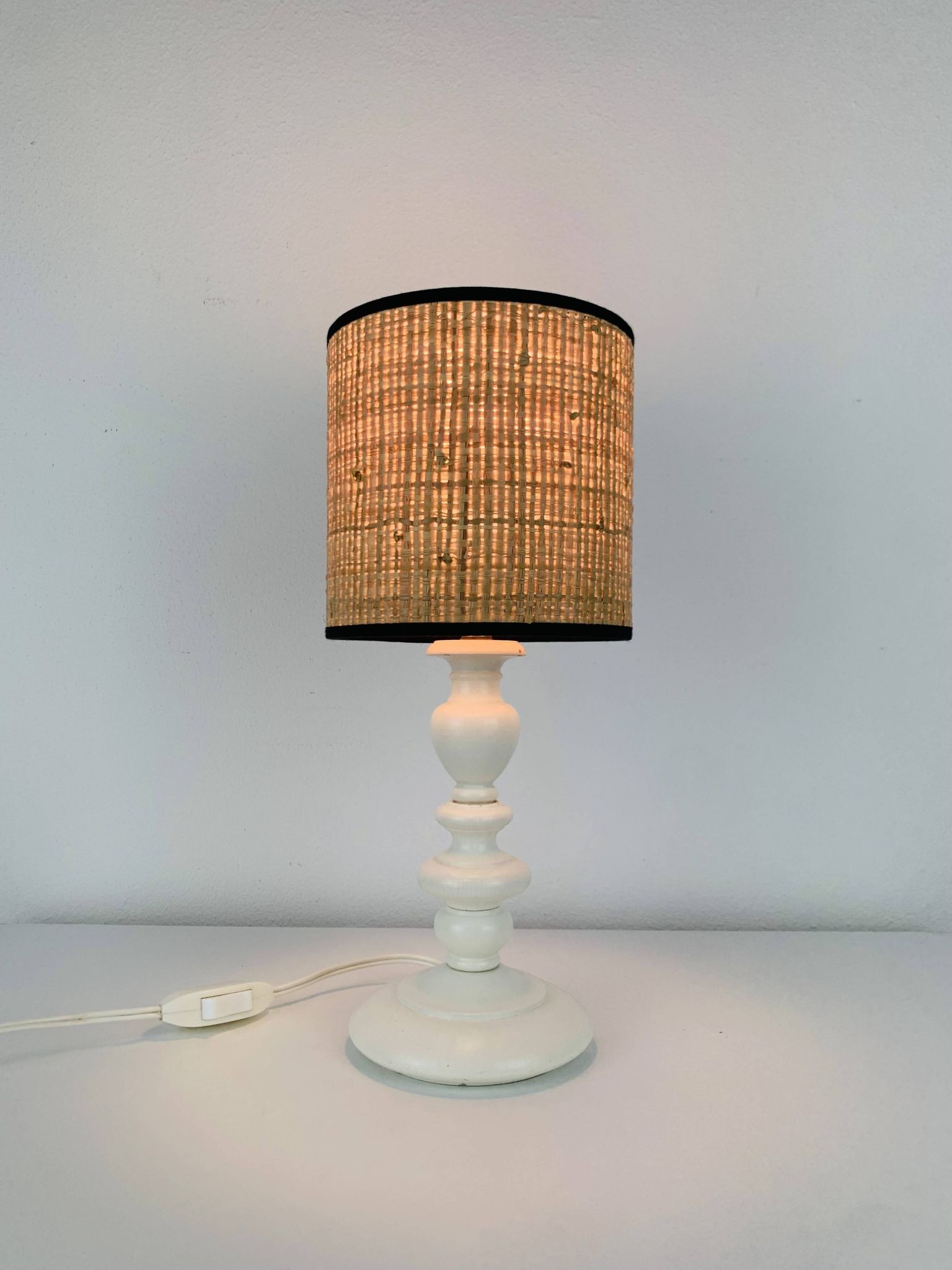Lampe en bois tourné blanc, abat-jour en rotin, années 60