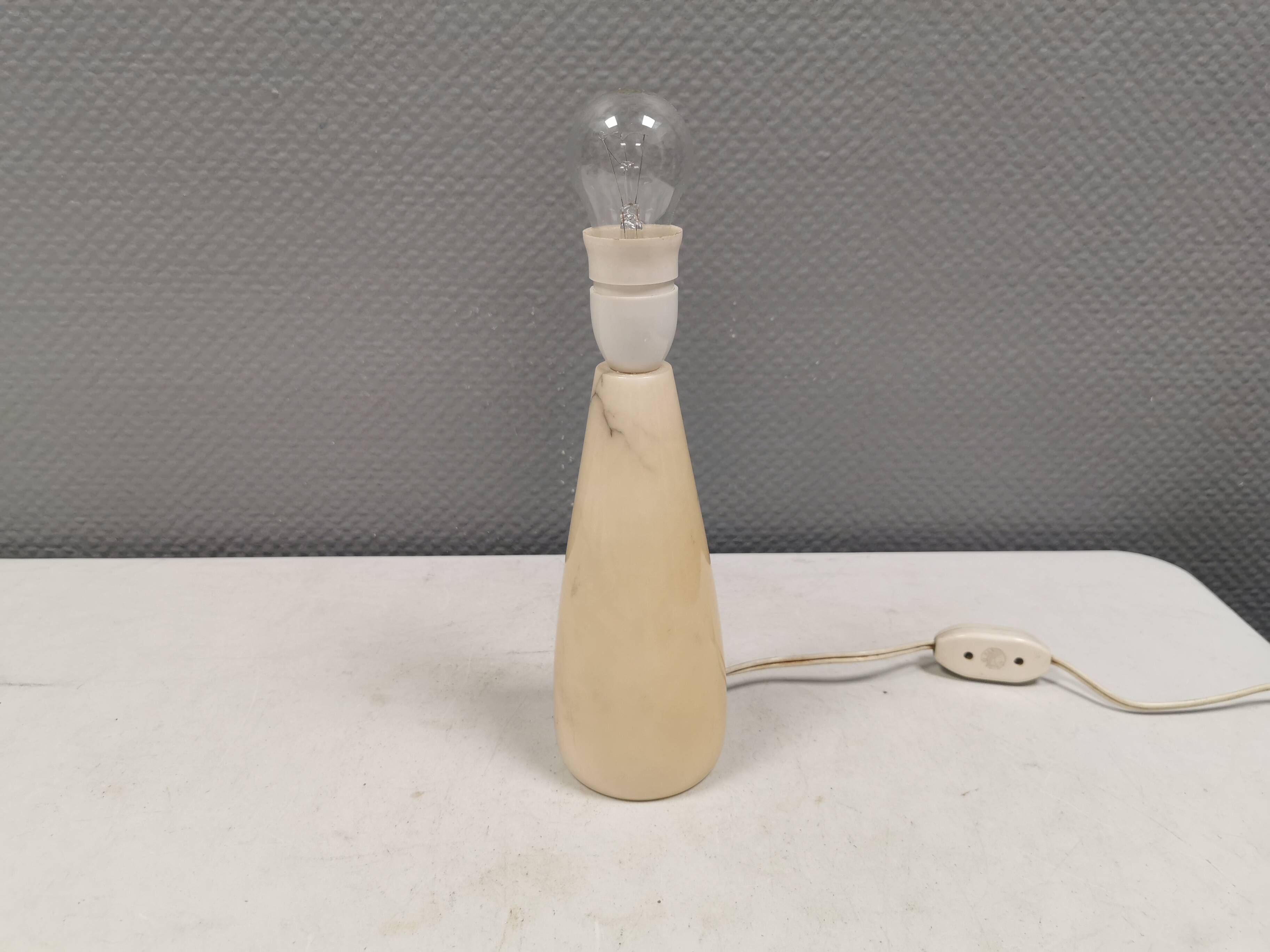Table lamp in solid marble. Danish from the 80s.