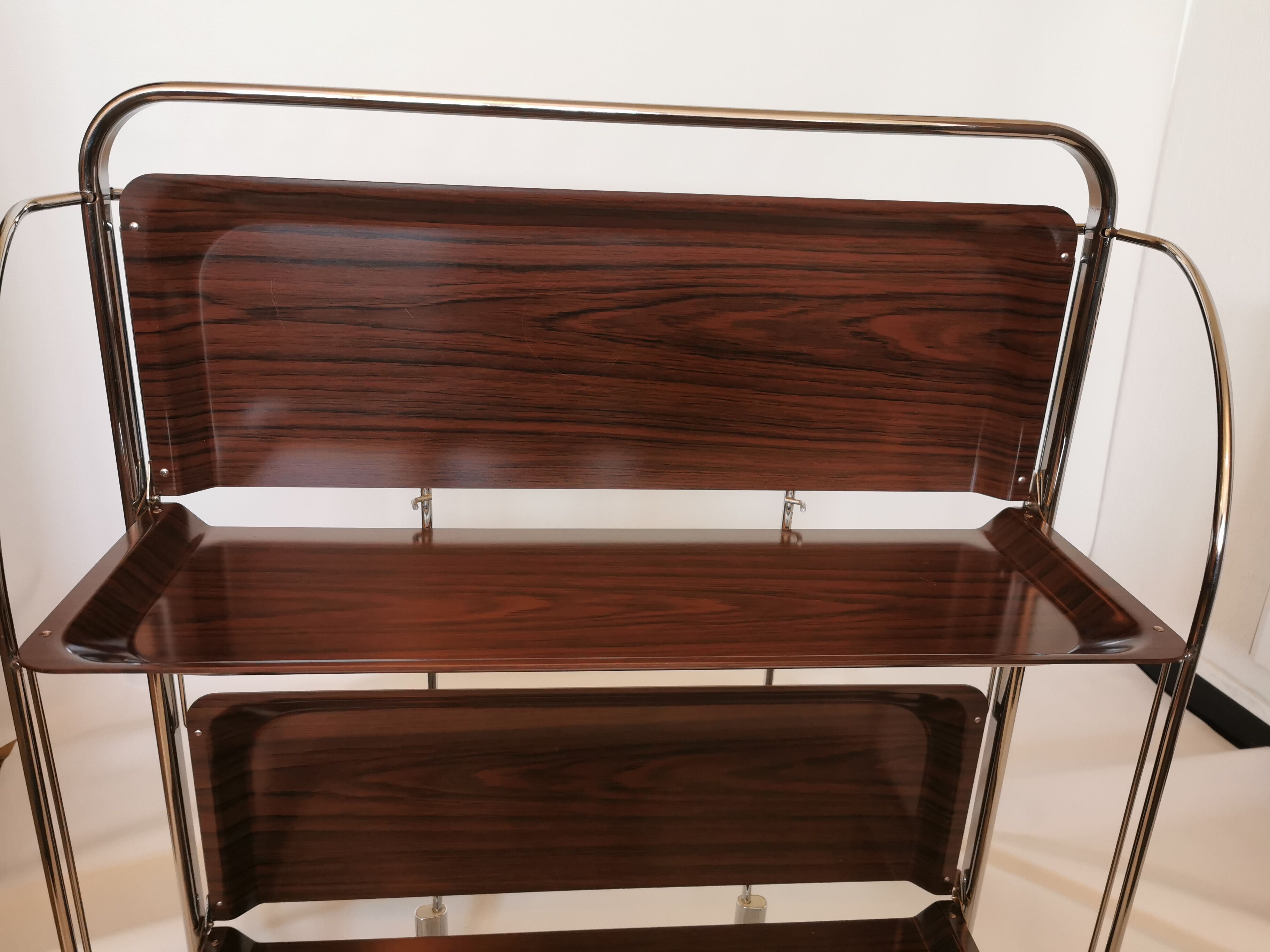 Rolling dessert, trolley says 'dinett'