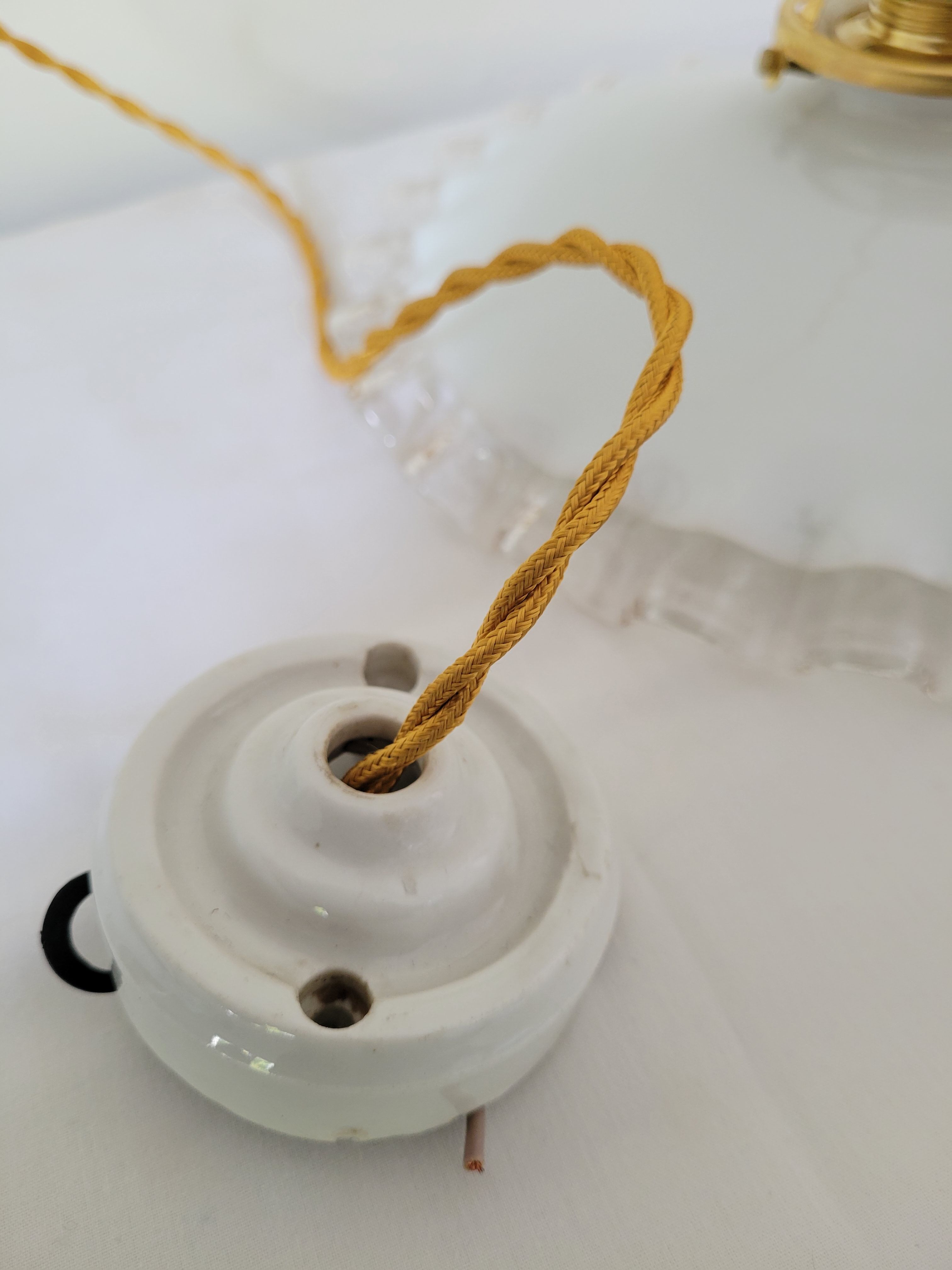 Serrated opaline suspension