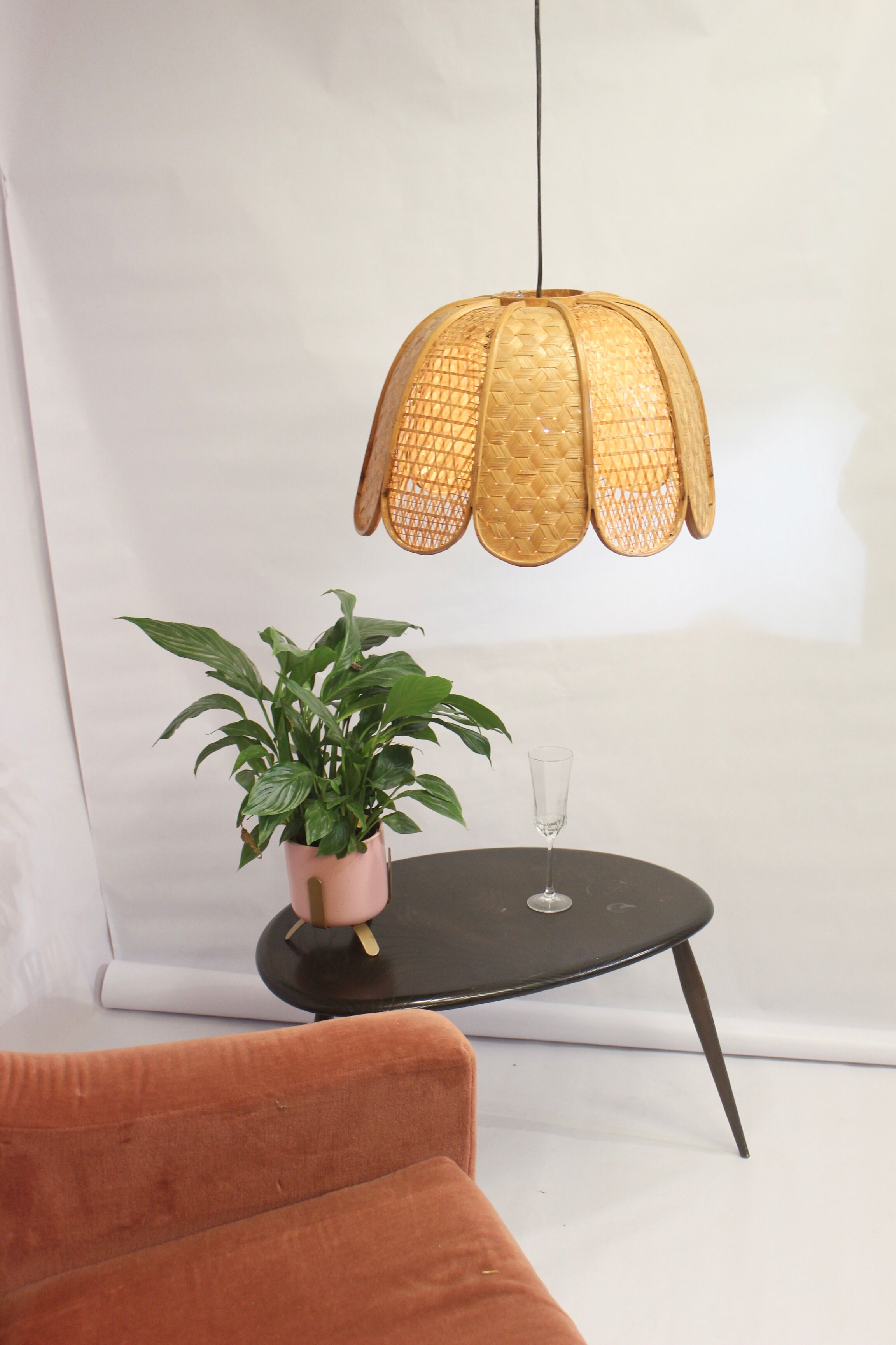 Suspension en rotin osier vintage forme fleur années 60