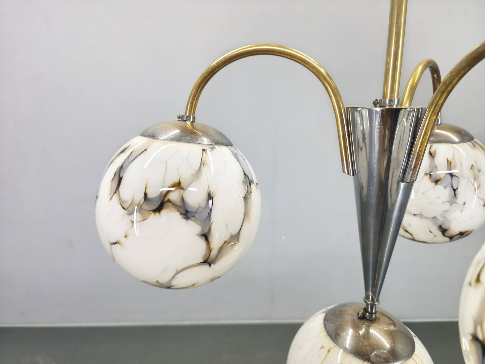 Chandelier Art Déco, verre marbré, laiton et chrome, années 1930