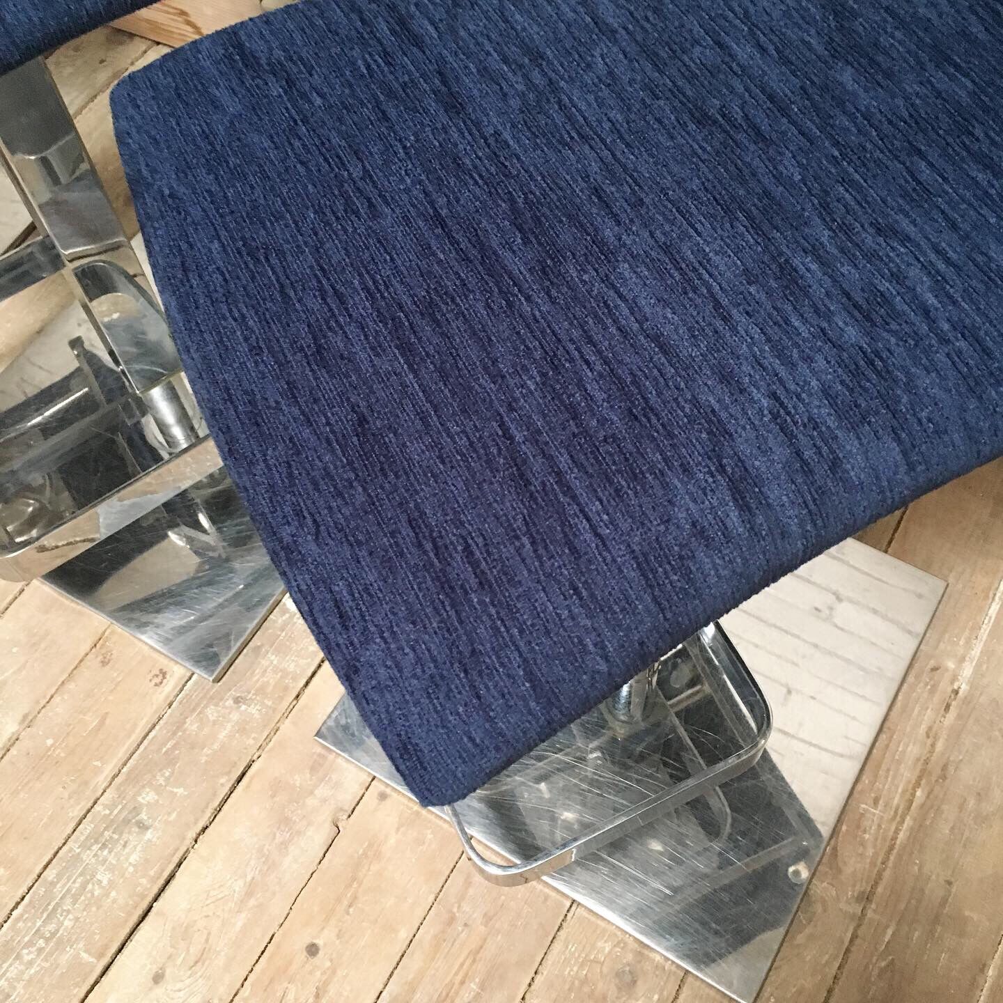 3 Bar stools in chrome metal and velvet