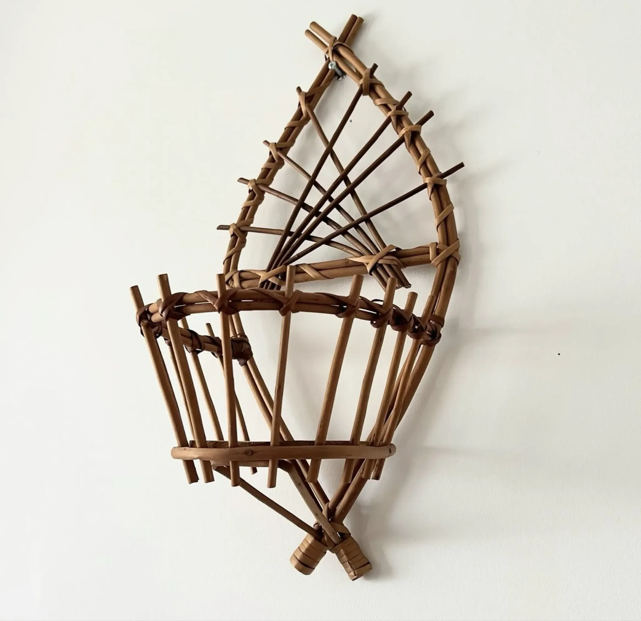 Wall-mounted plant holder in rattan
