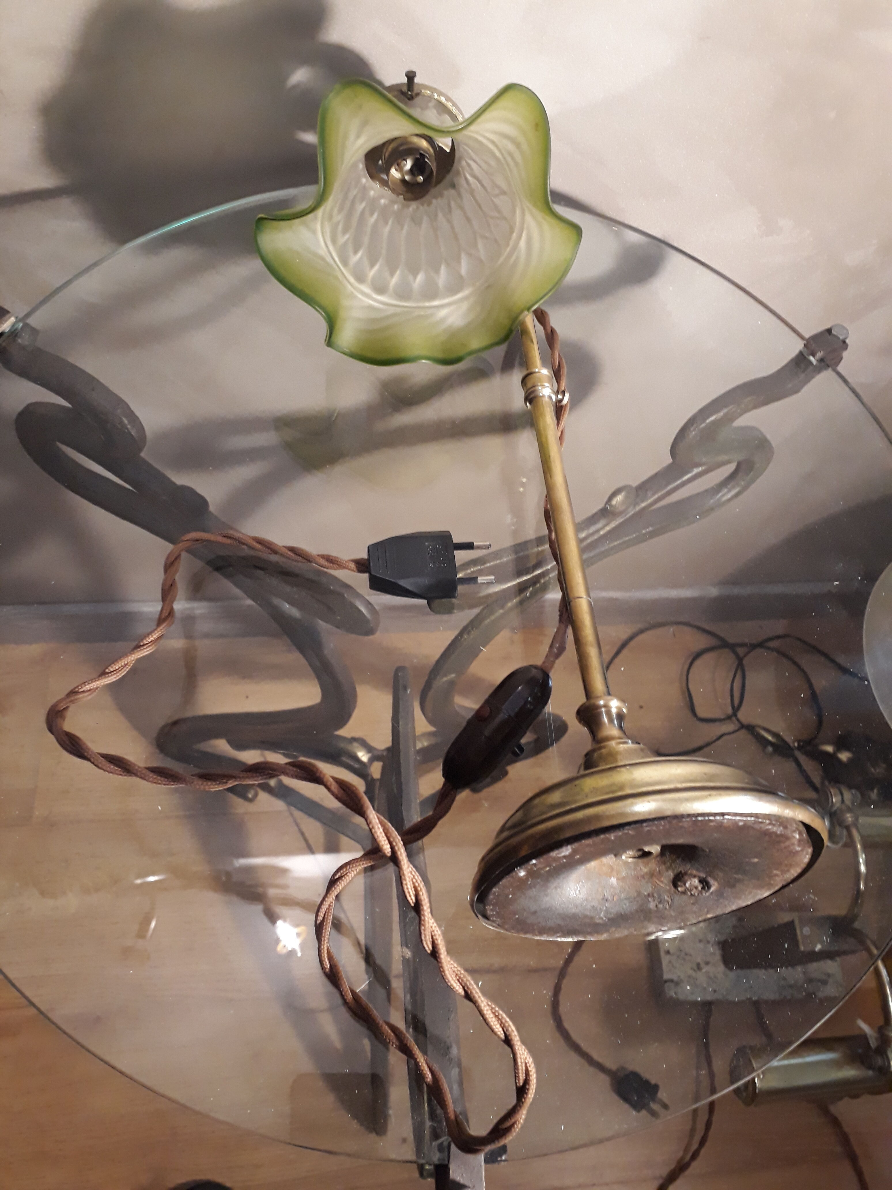 Reglable brass art deco style brass and green tulip cast glass 1920, h55xl17