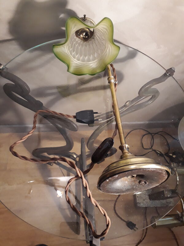 Lampe reglable laiton style art déco en laiton et tulipe vert en verre moulé 1920, h55xl17