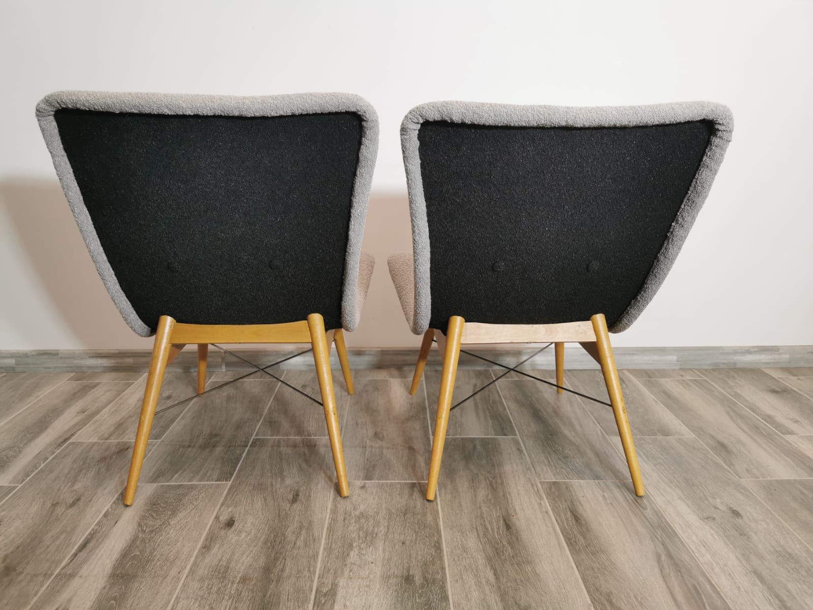 Paire de fauteuils restaurée par Miroslav Navratil