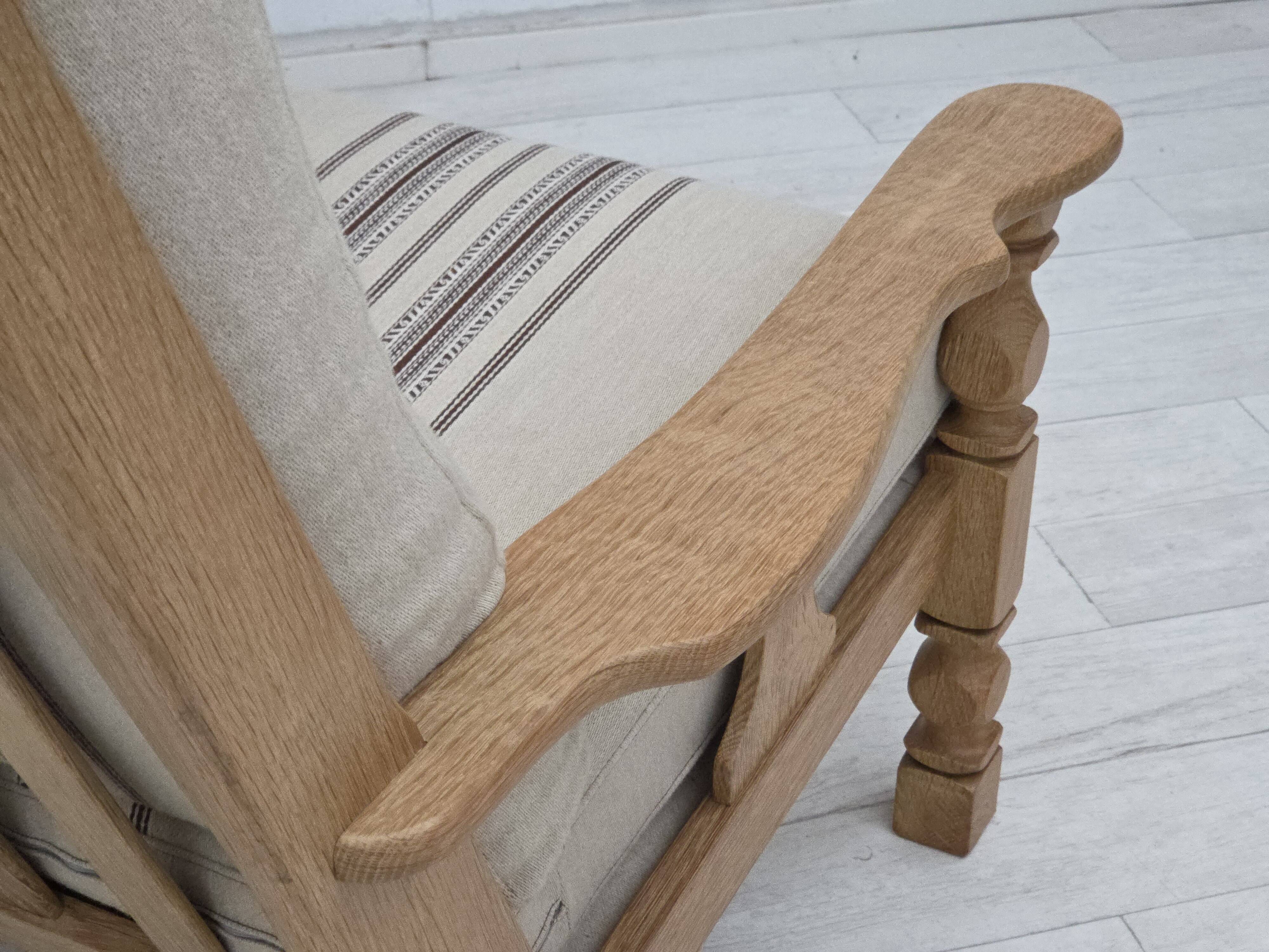 Années 1970, fauteuil danois, laine d'ameublement, bois de chêne massif.