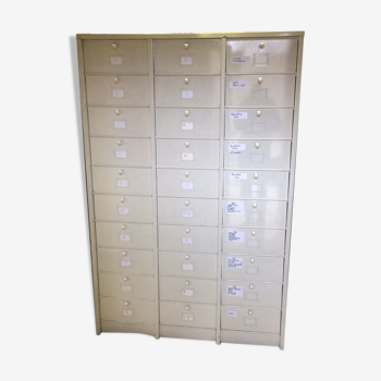 Metal cabinet 30 valve lockers