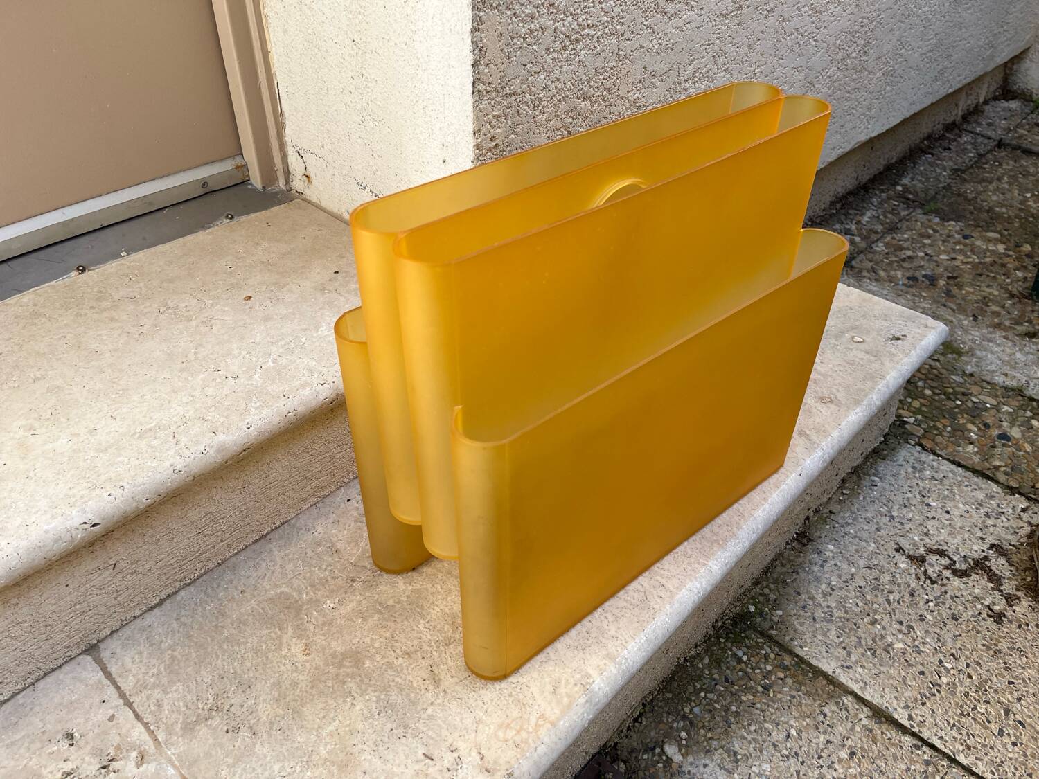 Giotto stoppions magazine holder for kartell