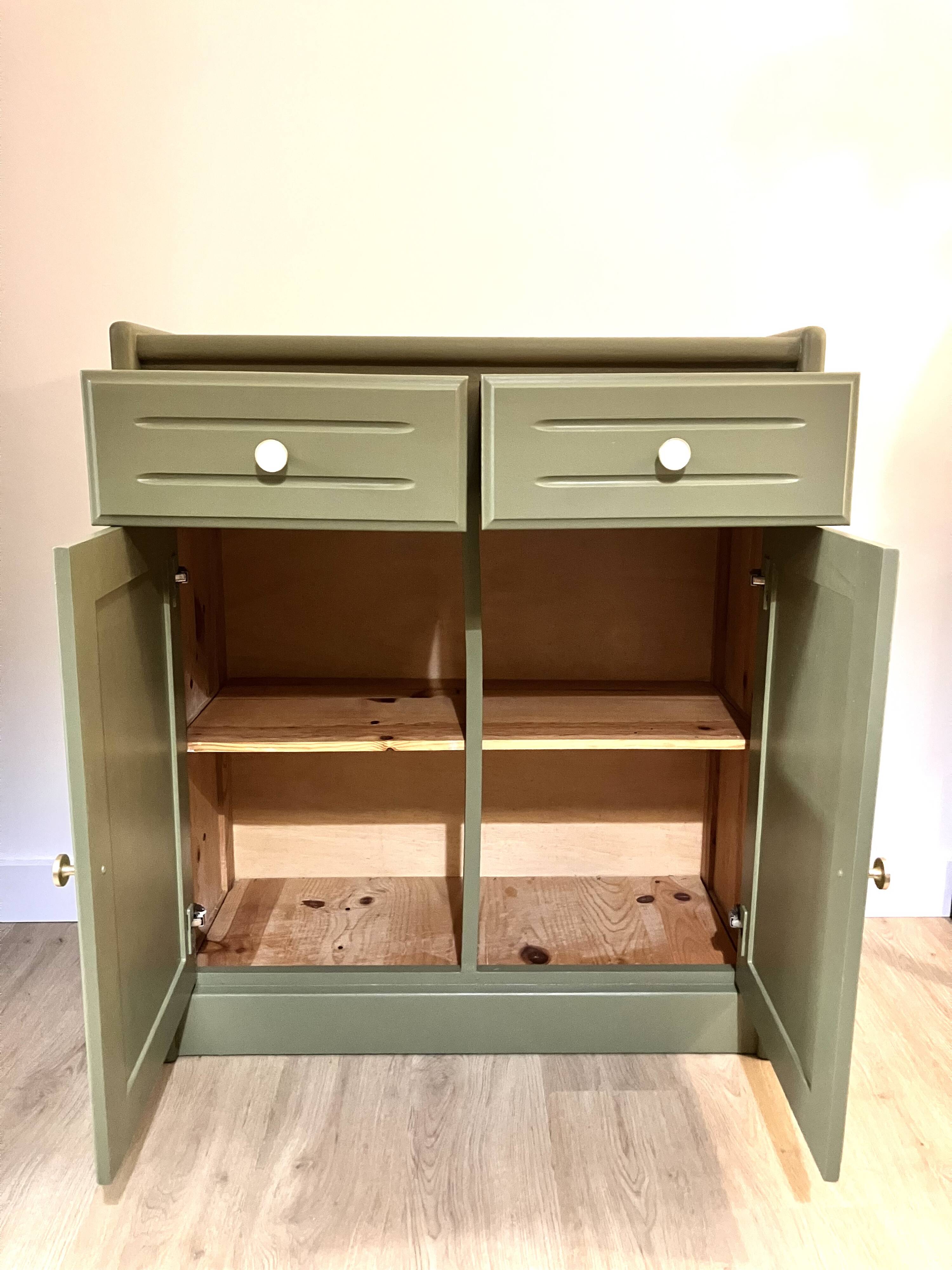 Wooden chest of drawers