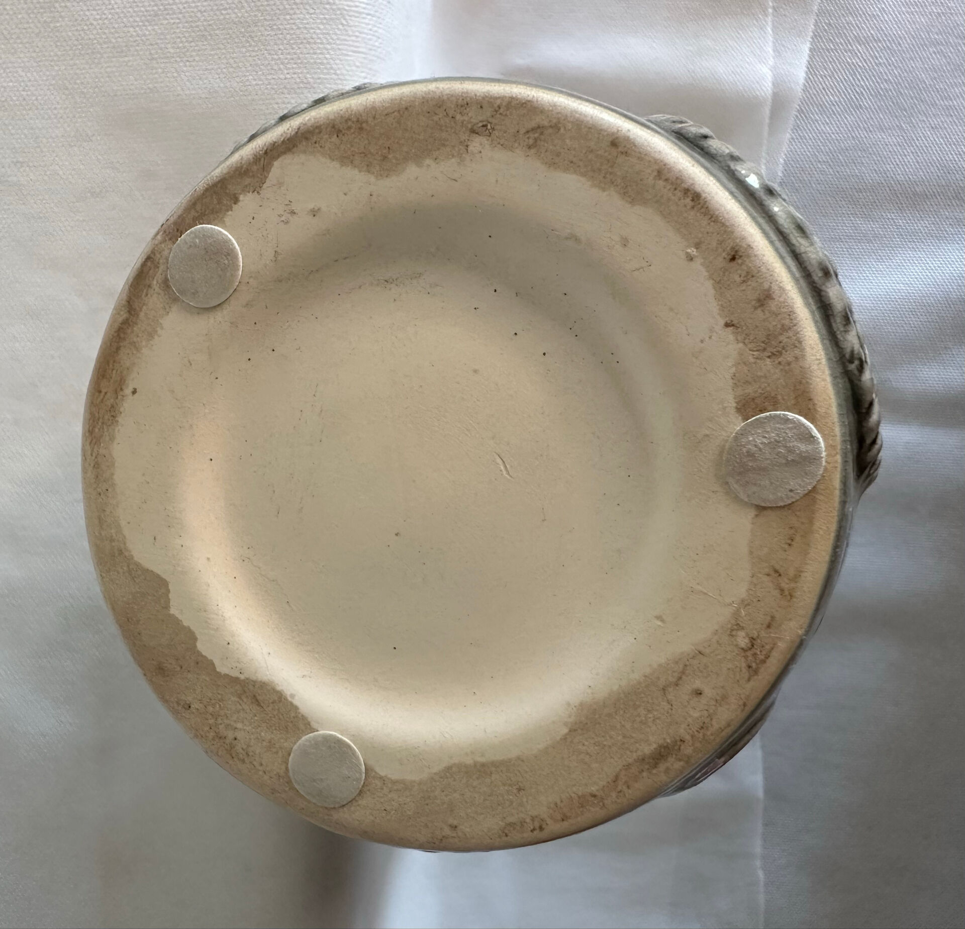 Vase en céramique grise à décor en relief