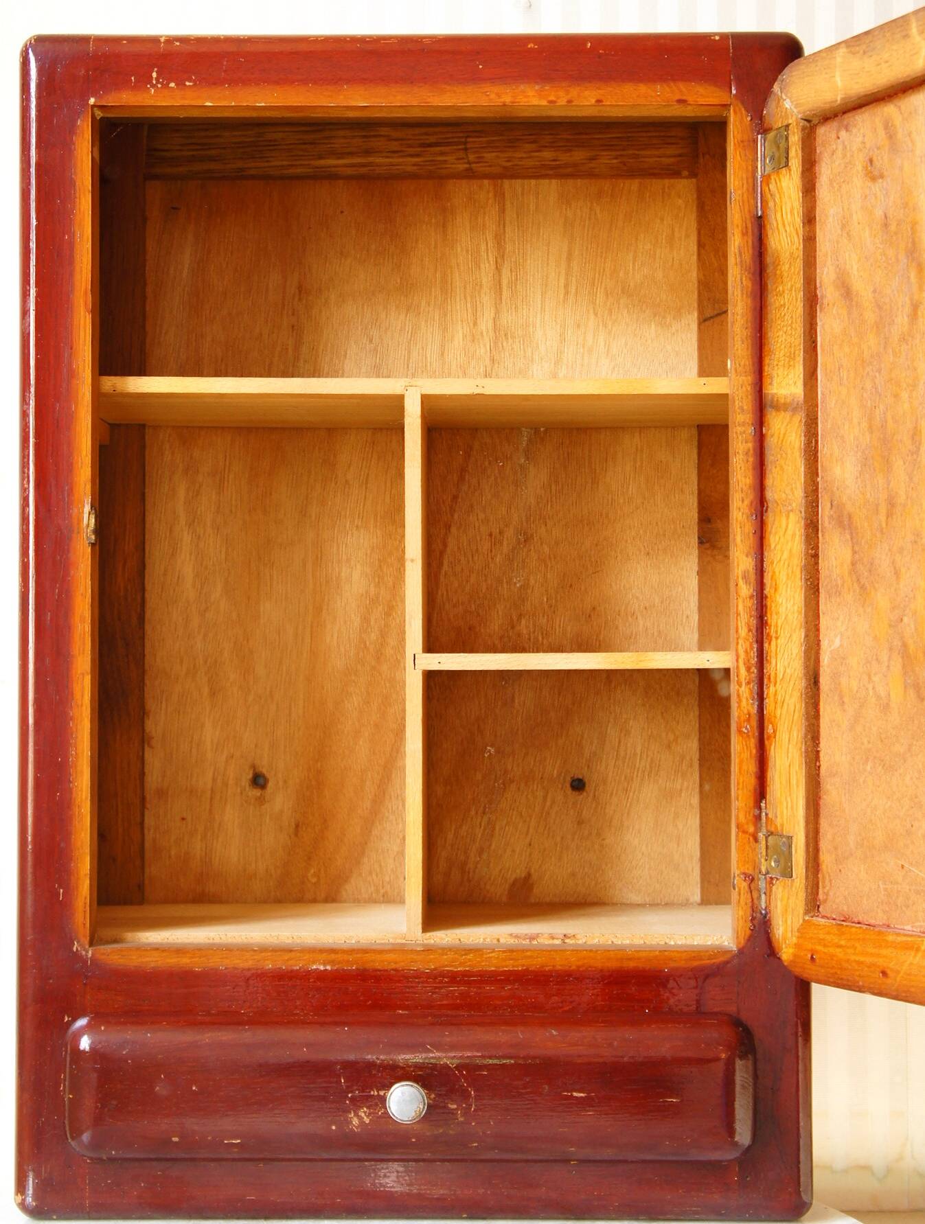 Medicine cabinet in red lacquered wood “Blood of beef”, Circa 1930
