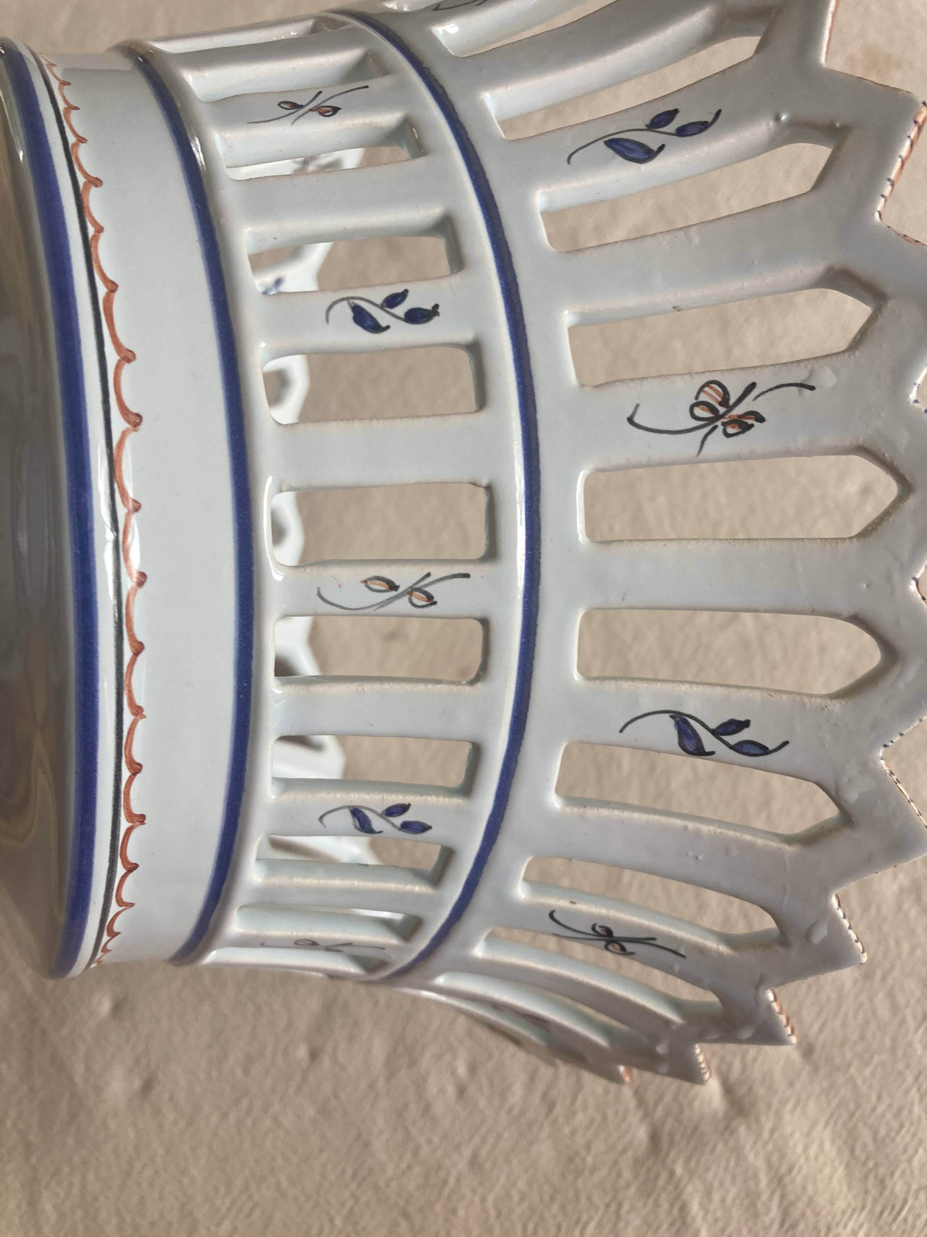 Coupe à fruits, corbeille ajourée en faïence de Malicorne, XXe siecle