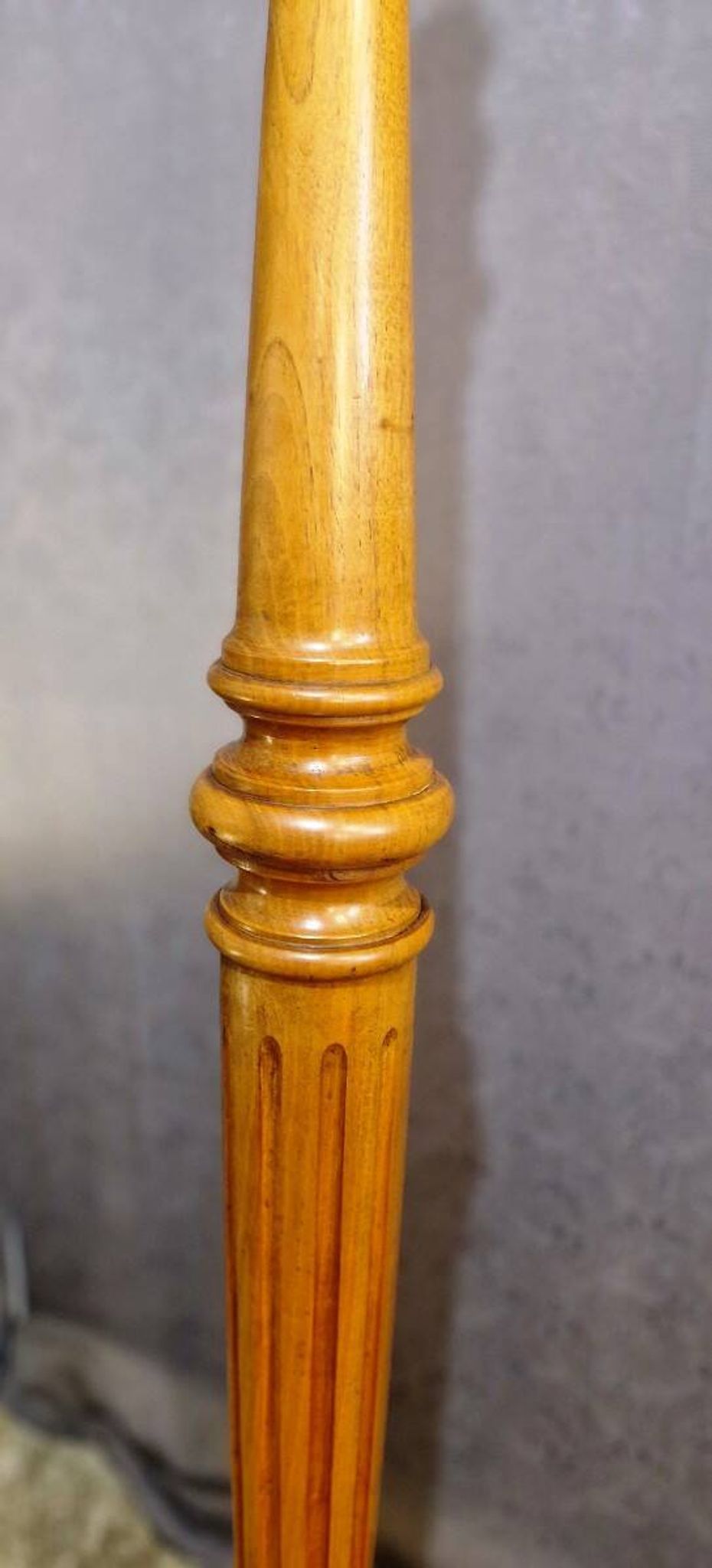 Lampadaire en merisier XXe