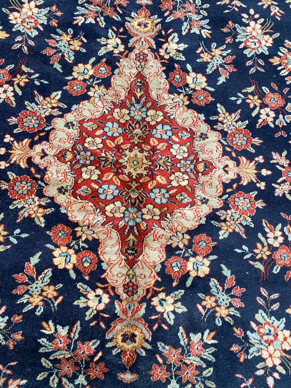 Persian style carpet in wool 250x354 cm