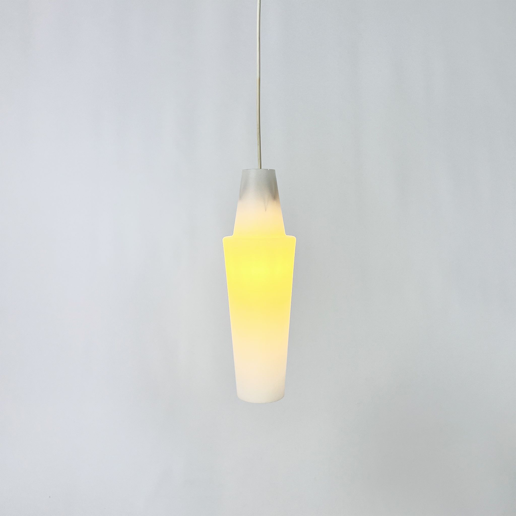 Ensemble de 2 calices en verre opalin du milieu du siècle, 1960