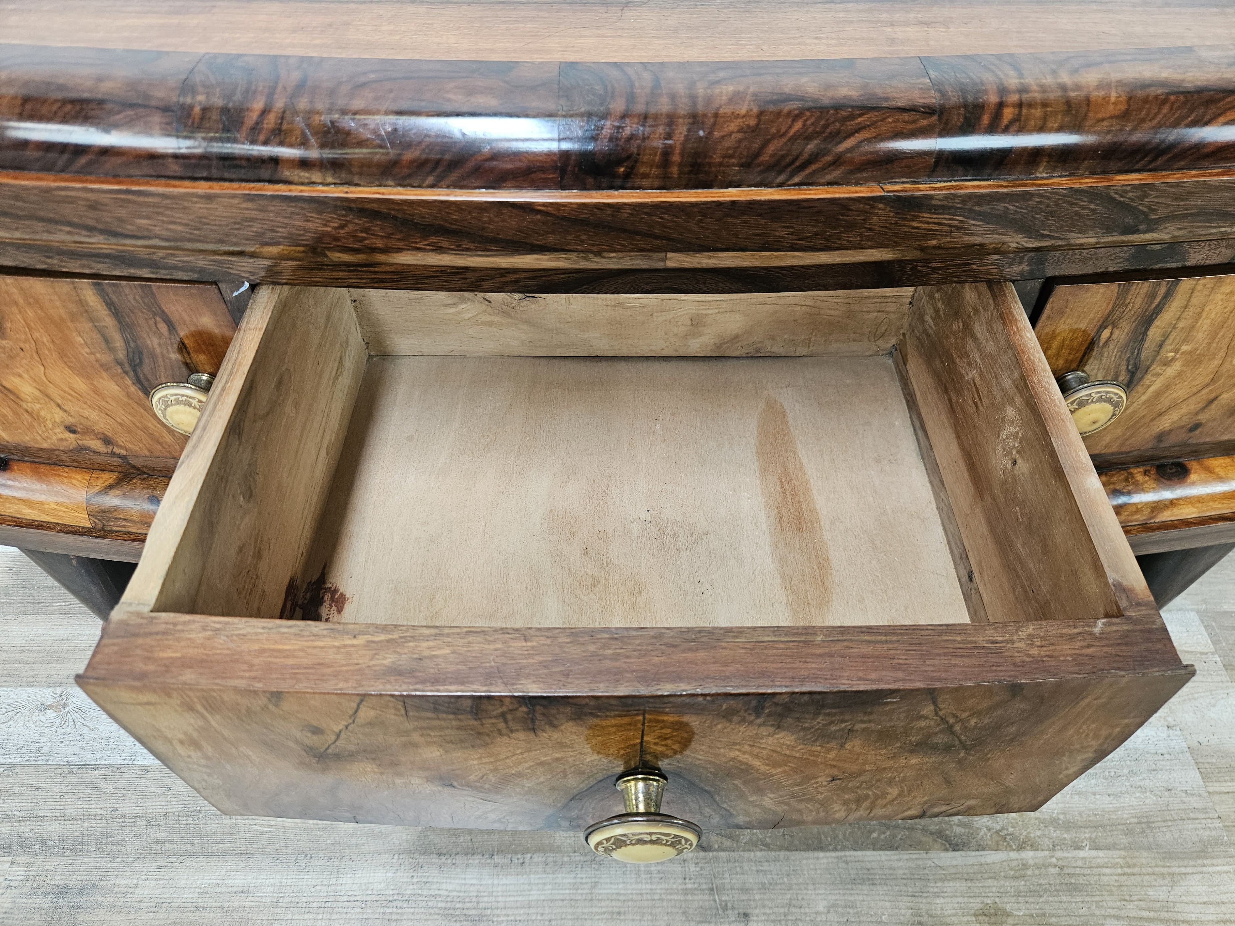 Tuscan Art Decò dressing table from the 1940s in walnut burl