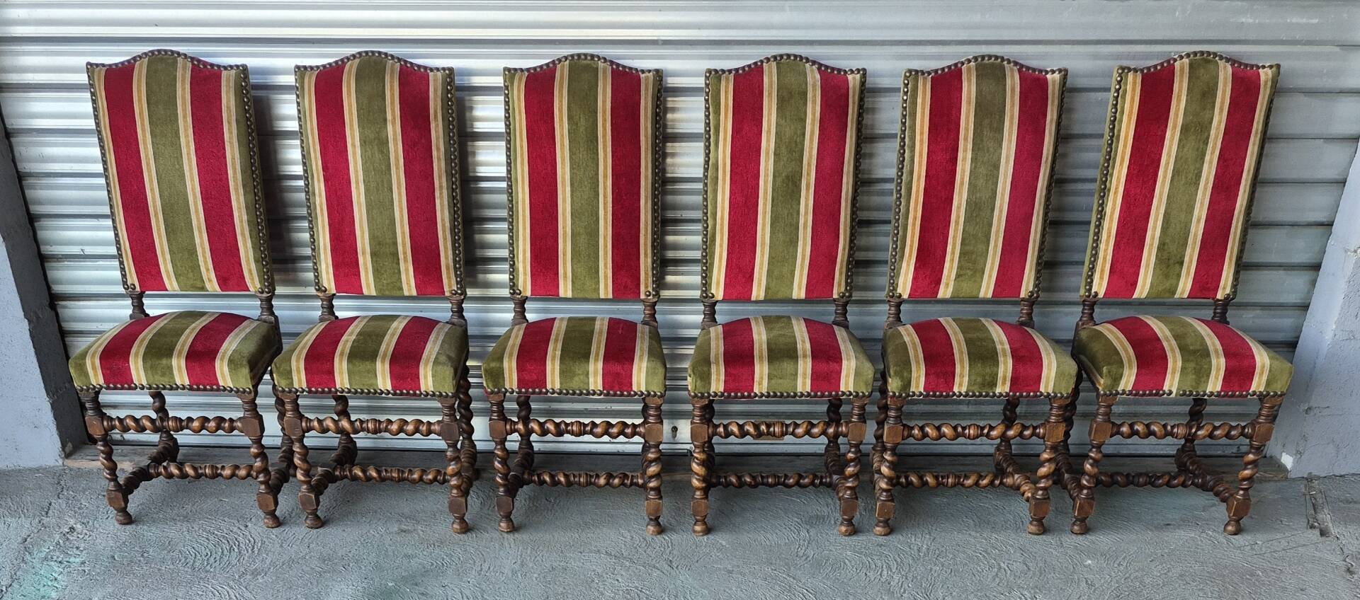 Set of 6 Louis XIII style chairs in turned wood and velvet.