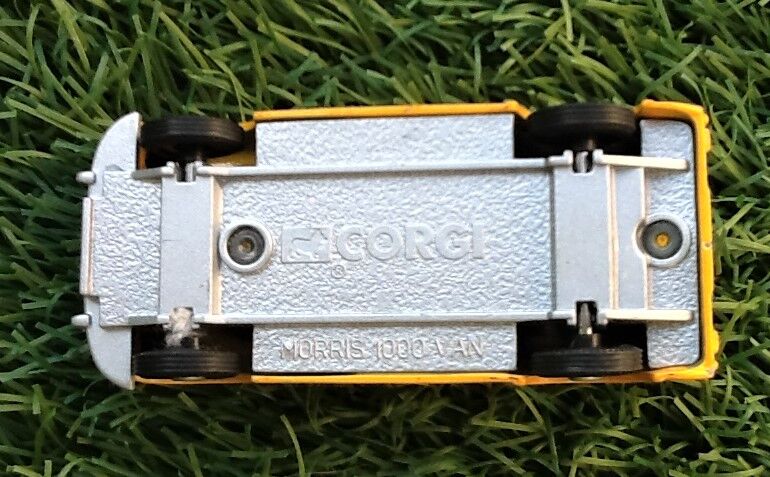 Morris1000 Van Miniature Car (1961) Bic Corgi Scale Advertising: 1/55th