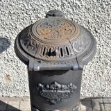 Poêle décoratif ancien en fonte noir Germare charbon bois
