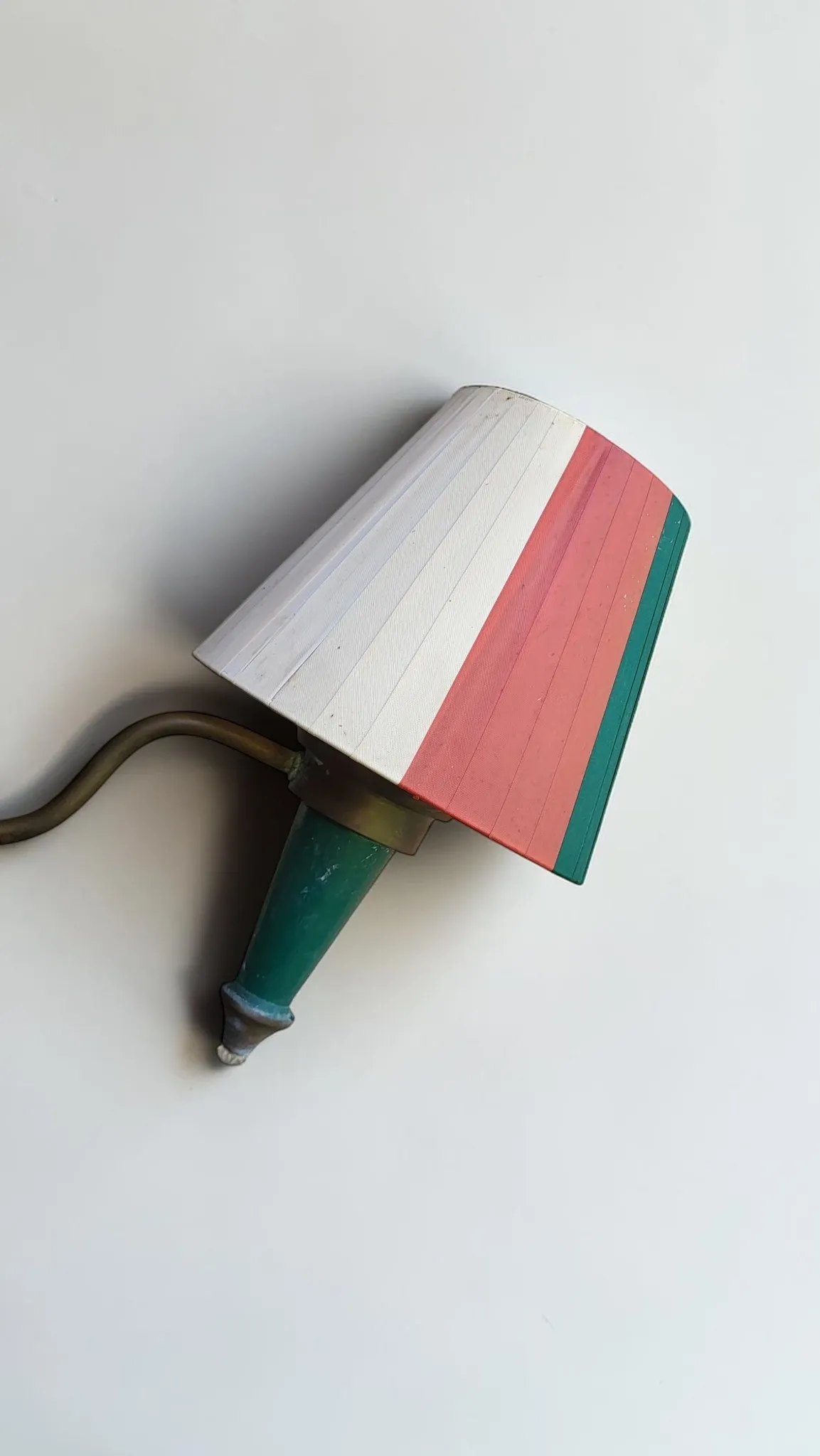 Lampadaire tripode en chêne et laiton, trois lumières