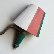 Lampadaire tripode en chêne et laiton, trois lumières