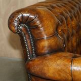 Victorian Chesterfield canapé in hand-dyed serpentine leather.