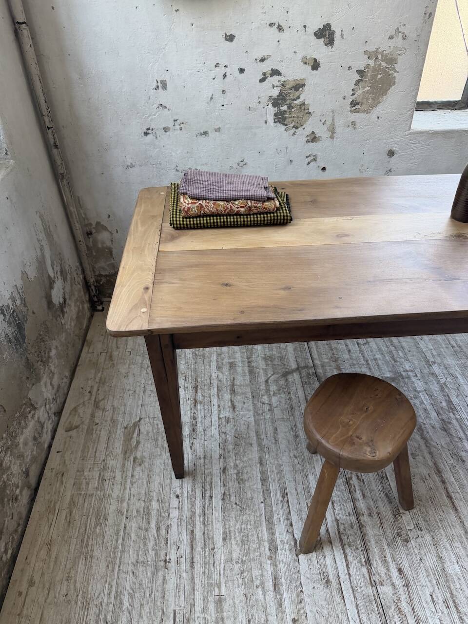 Table de ferme noyer pieds fuseaux 1950