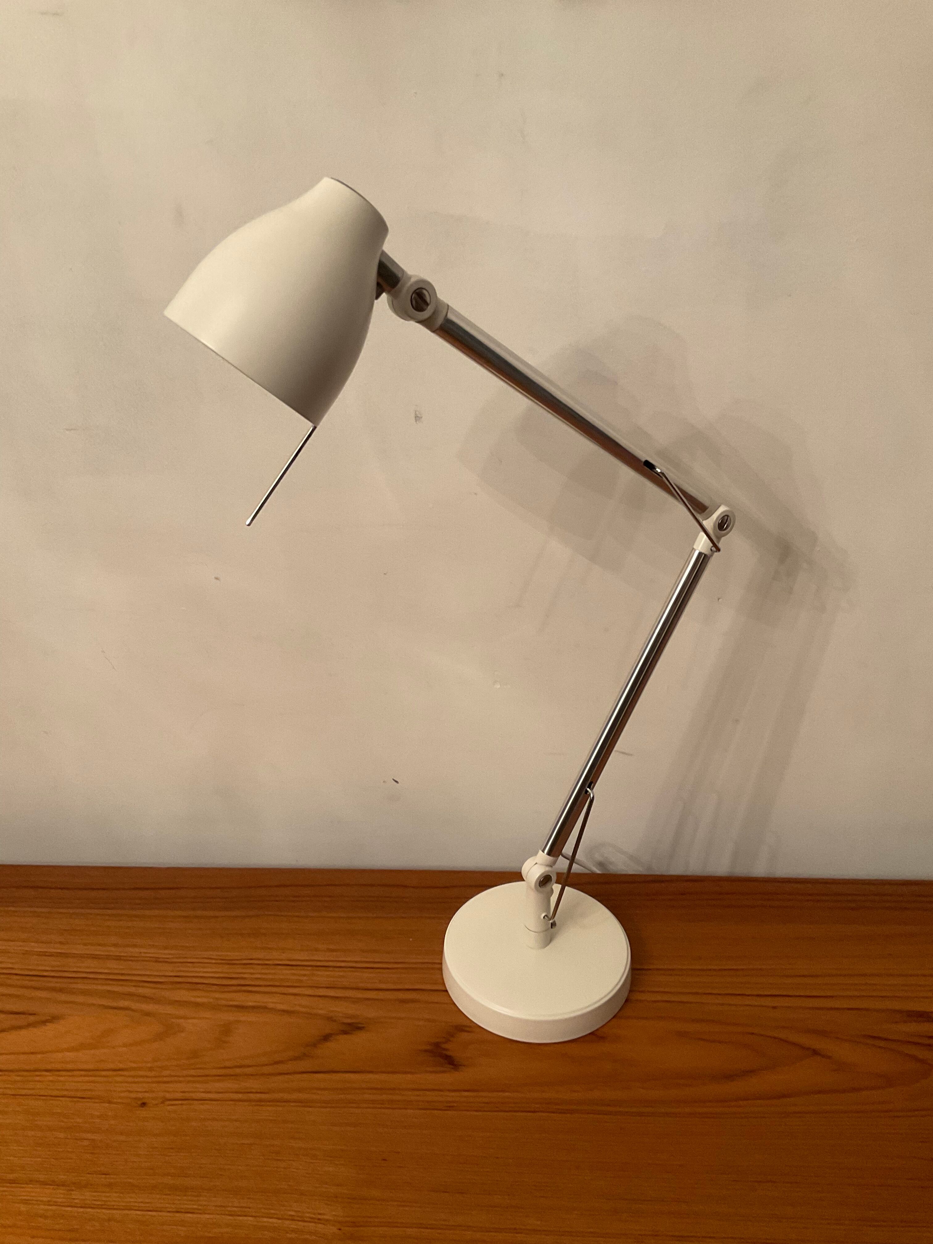 Articulated design desk lamp