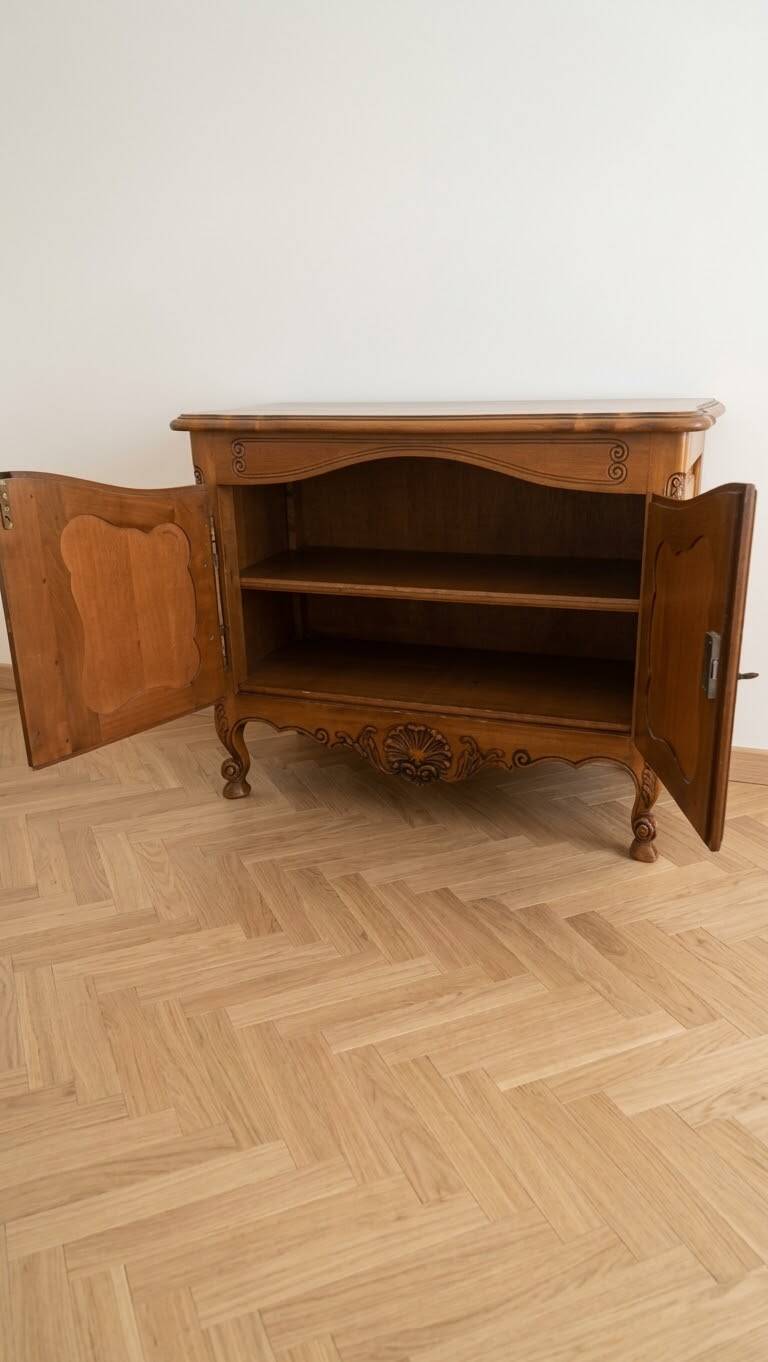 Small antique buffet in carved wood, Traditional style.