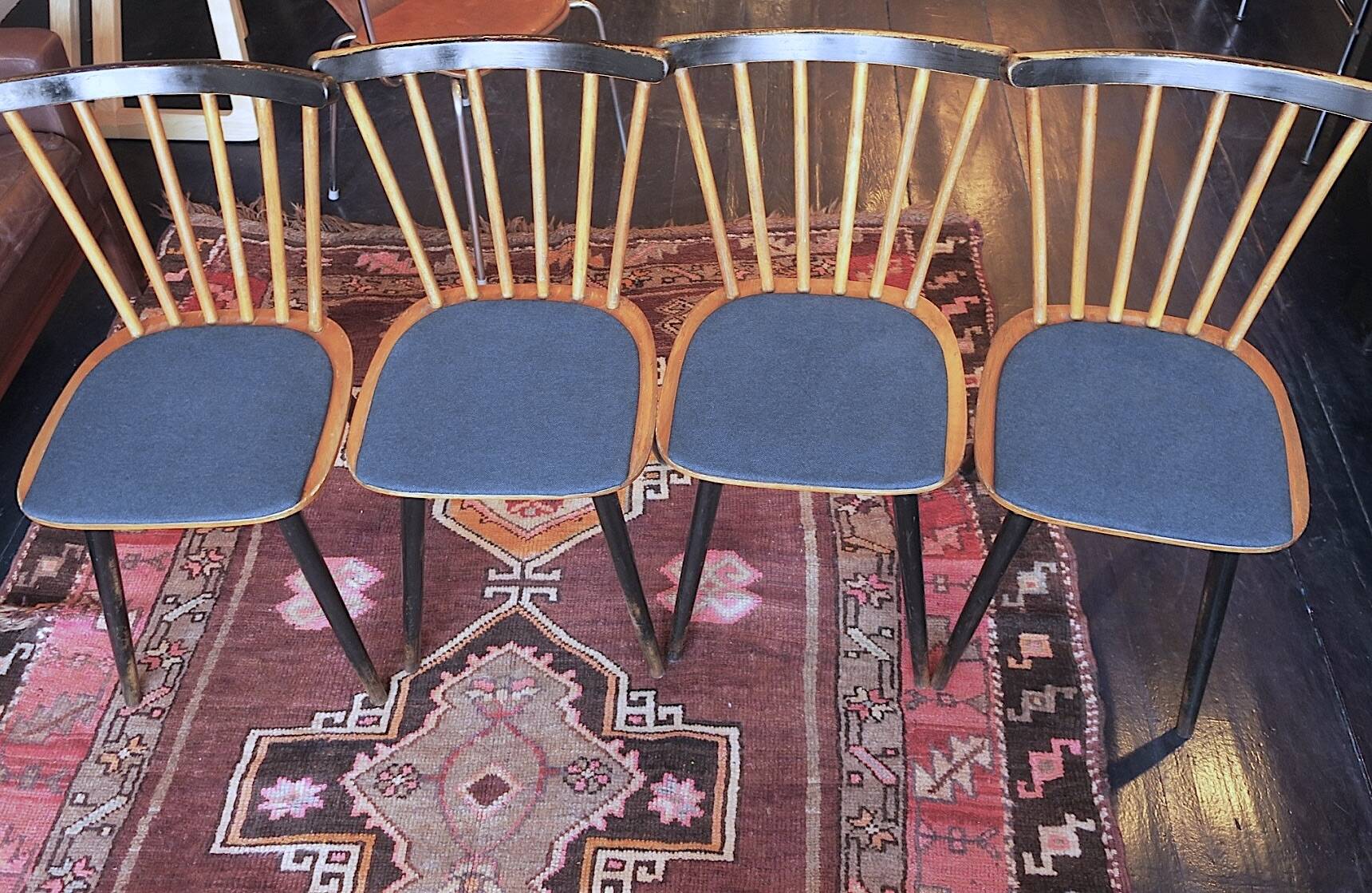 Ensemble de 4 chaises de salle à manger avec des pieds évasés et des housses de siège bleu marine, années 1960.