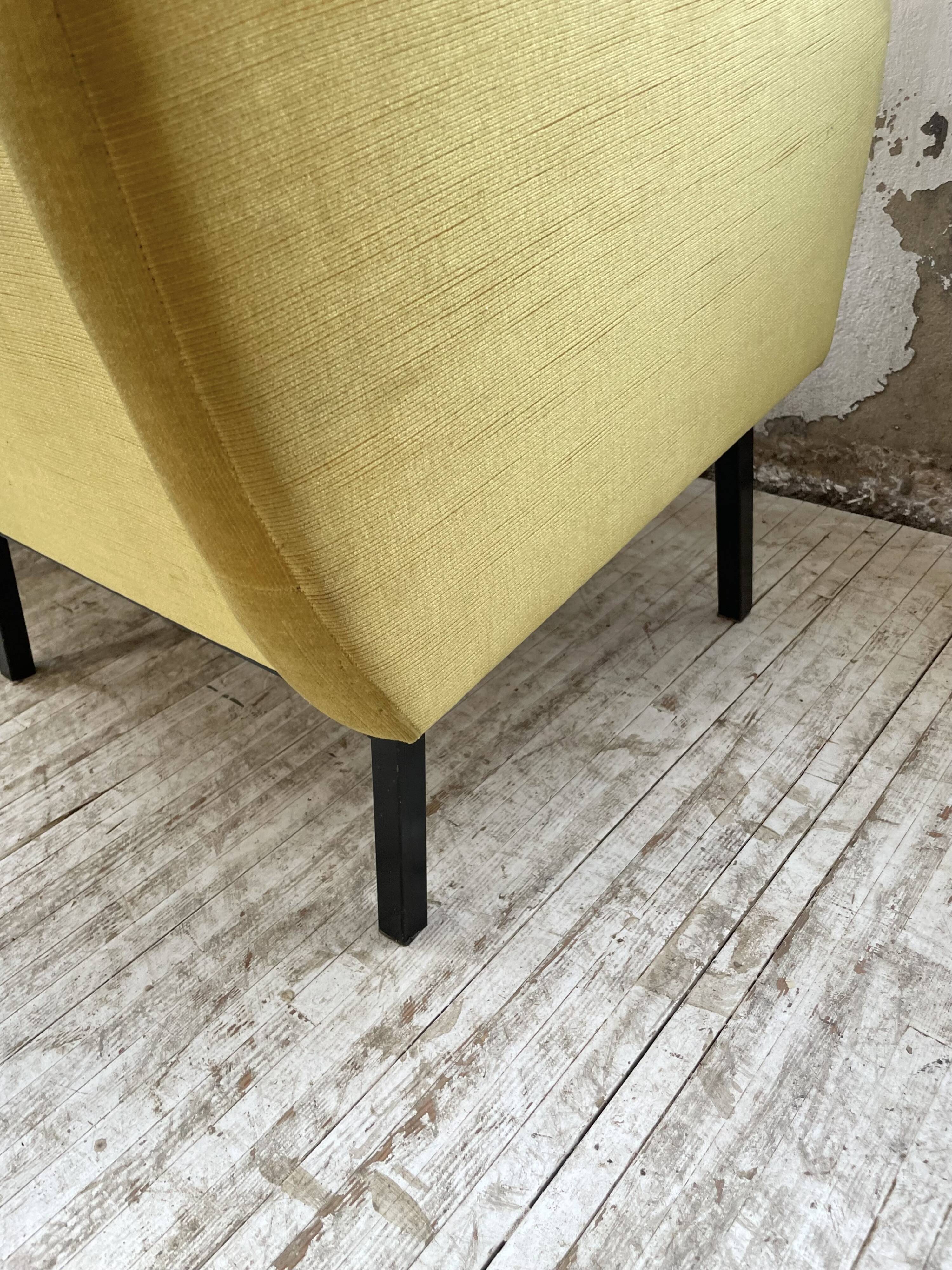 Paire de chauffeuses fauteuils vintage velours jaune
