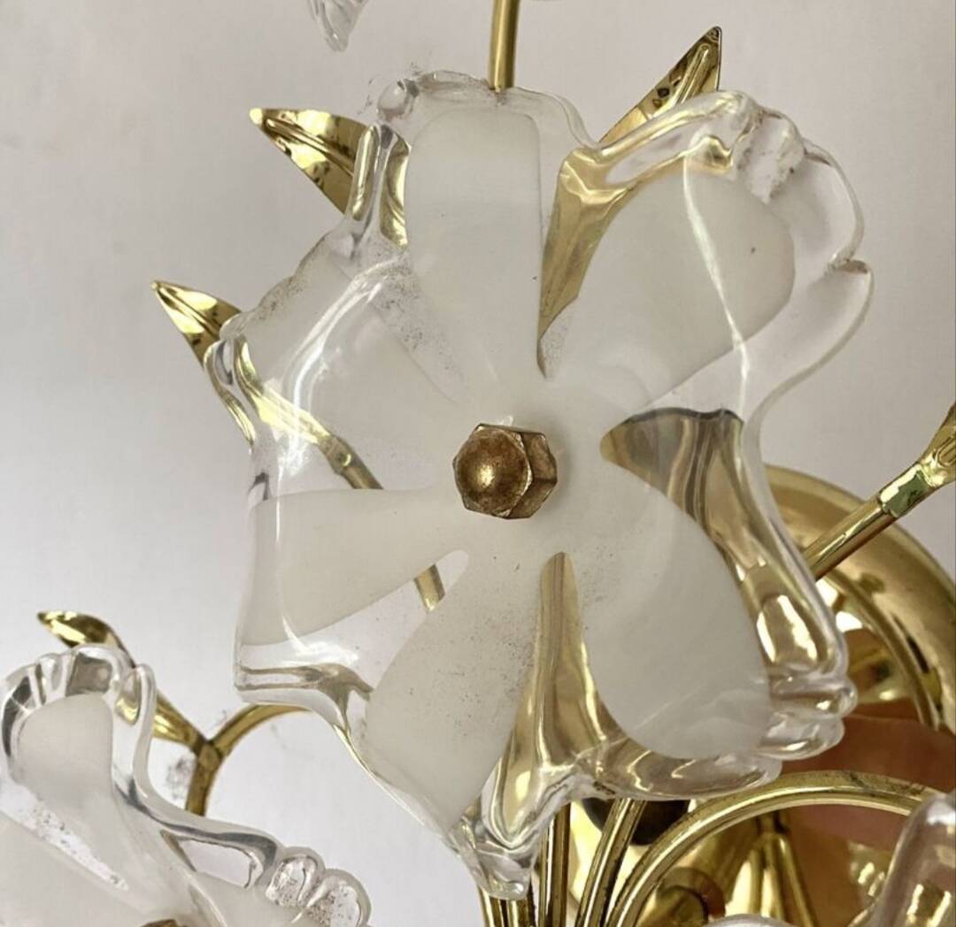 Pair of Italian floral wall lights in opaline glass, Murano style.