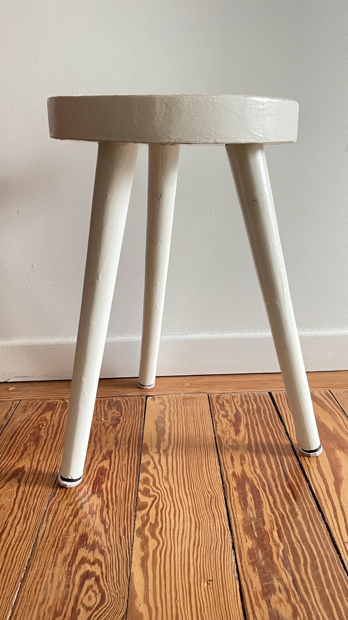 Tabouret tripode bois blanc vintage