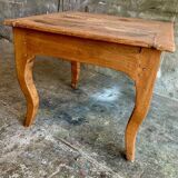 Table pieds galbés