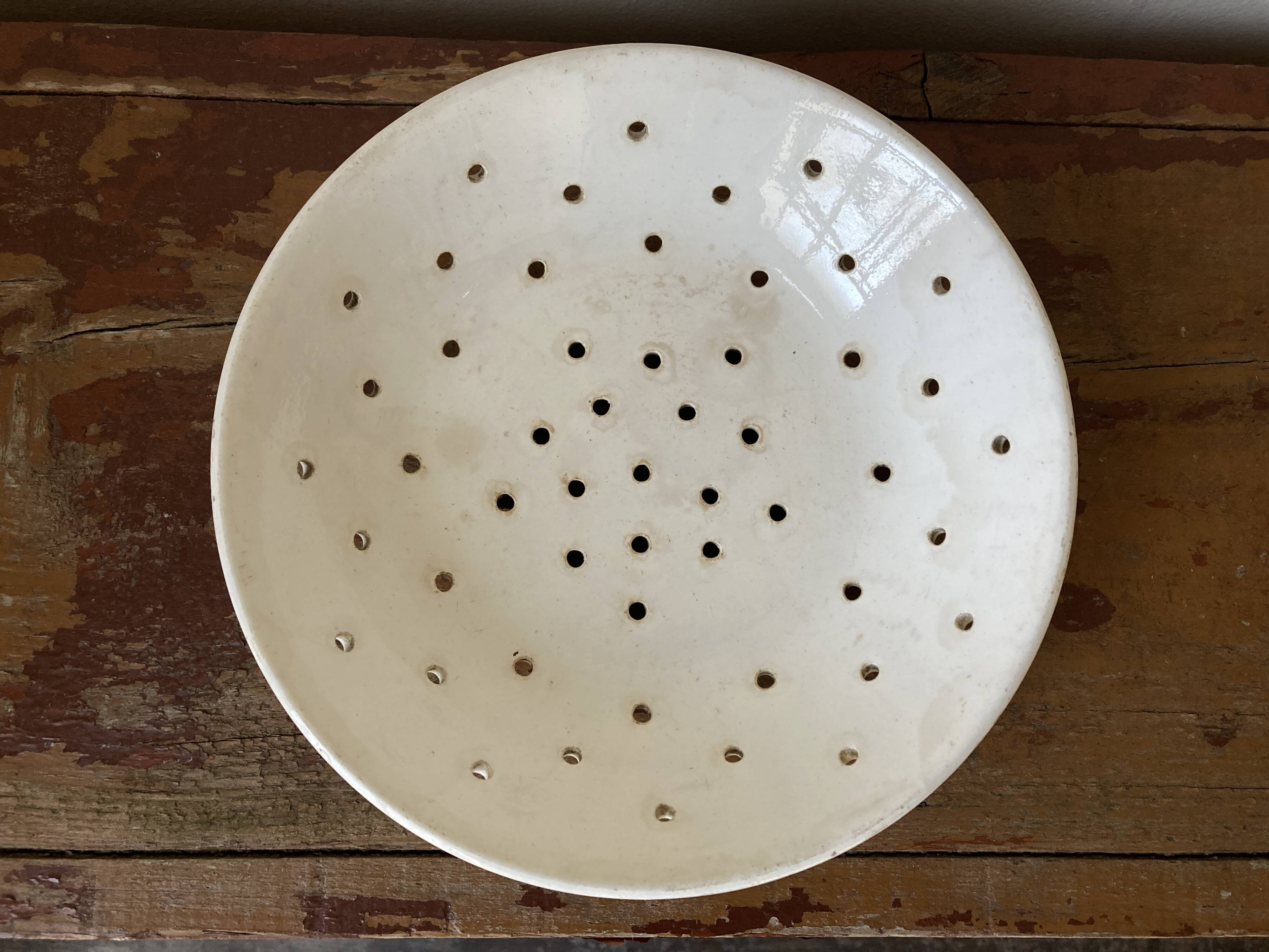 Country plate in ivory earthenware from Sarreguemines, serving dish 1900