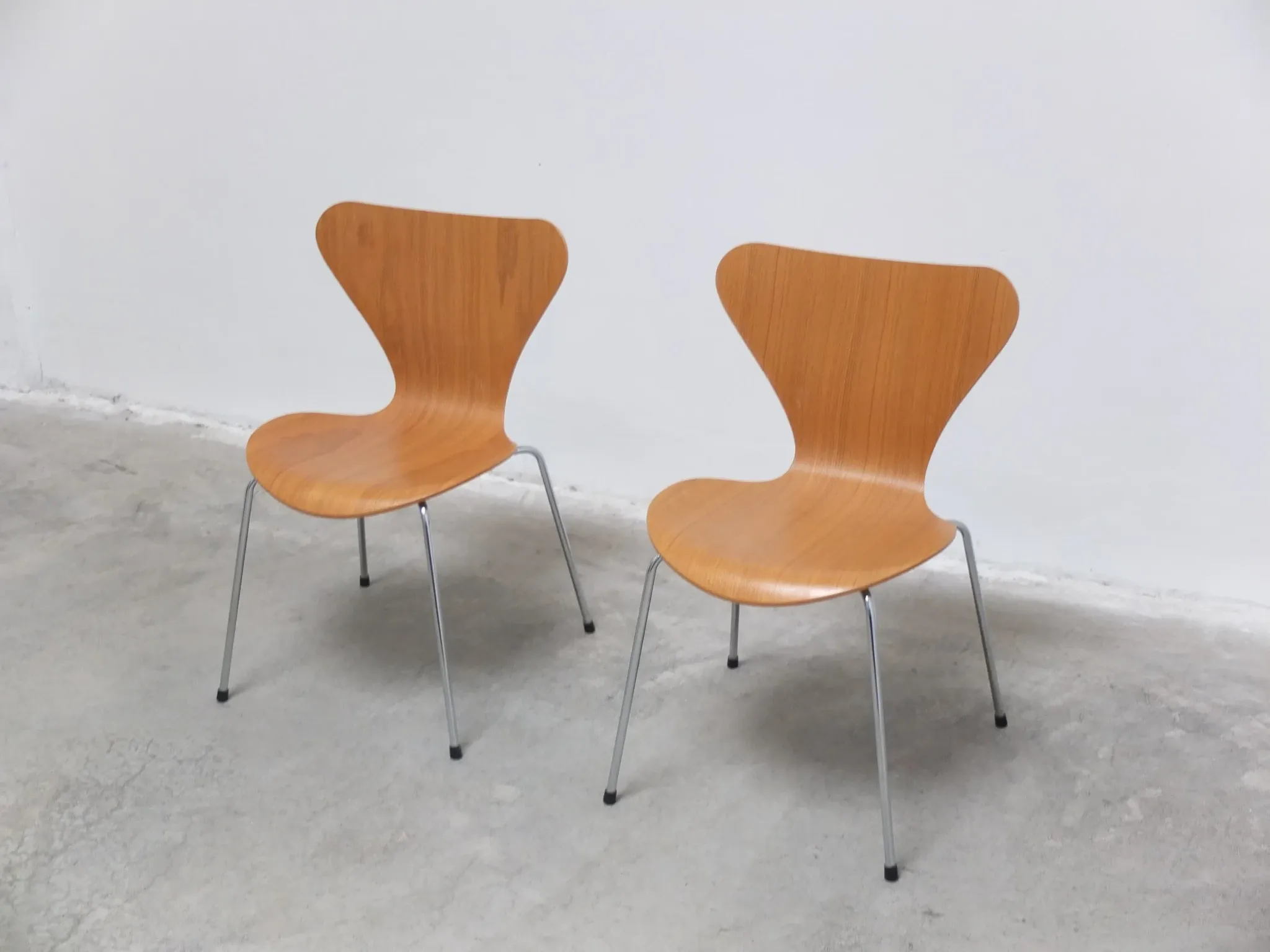 Pair of 'Series 7' chairs in oak by Arne Jacobsen for Fritz Hansen, 1955