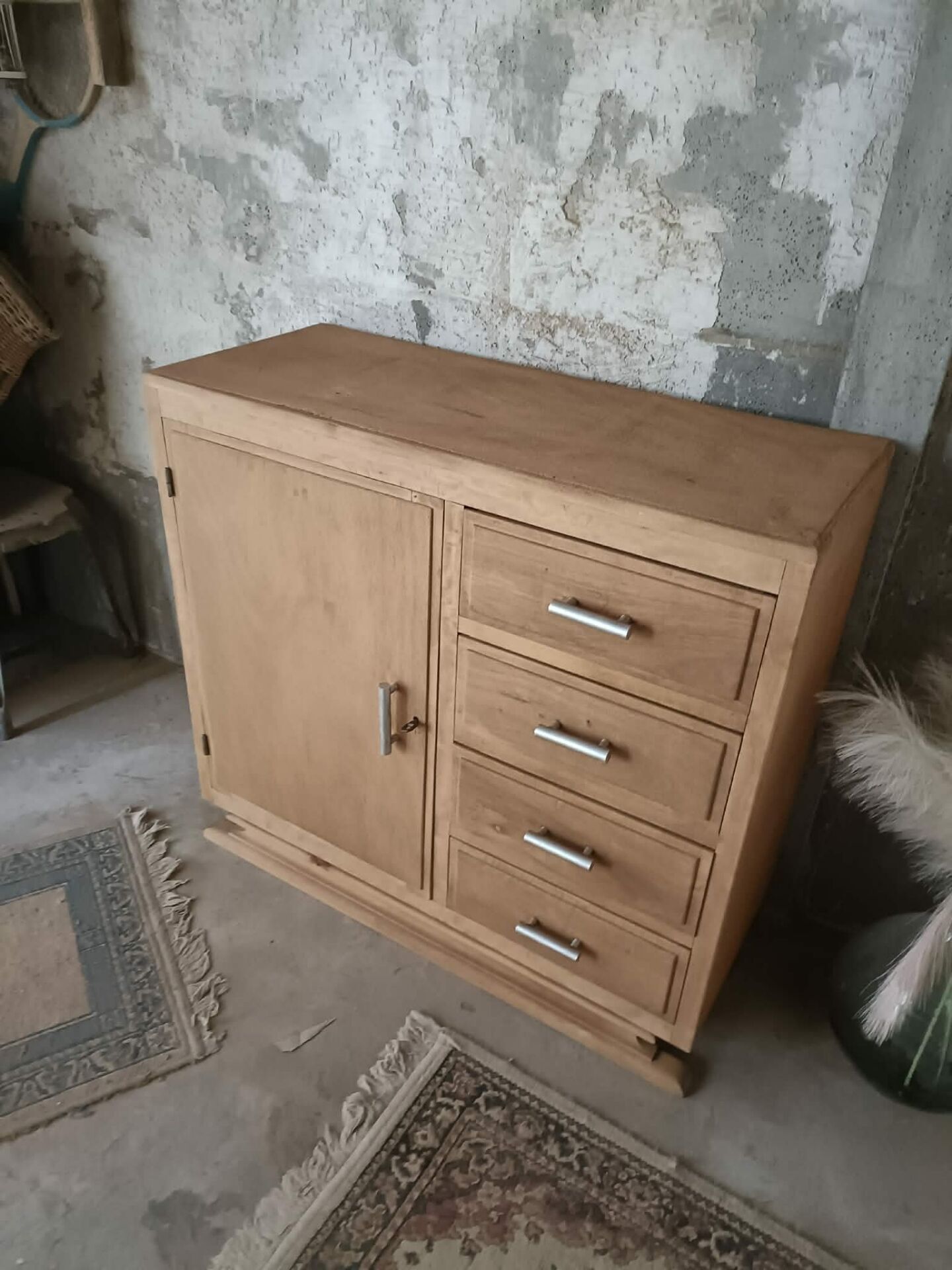 Chest of drawers