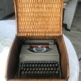 Machine à écrire olivetti et sa valise rotin