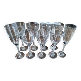 Set of 9 matching vintage glasses in 3 different sizes